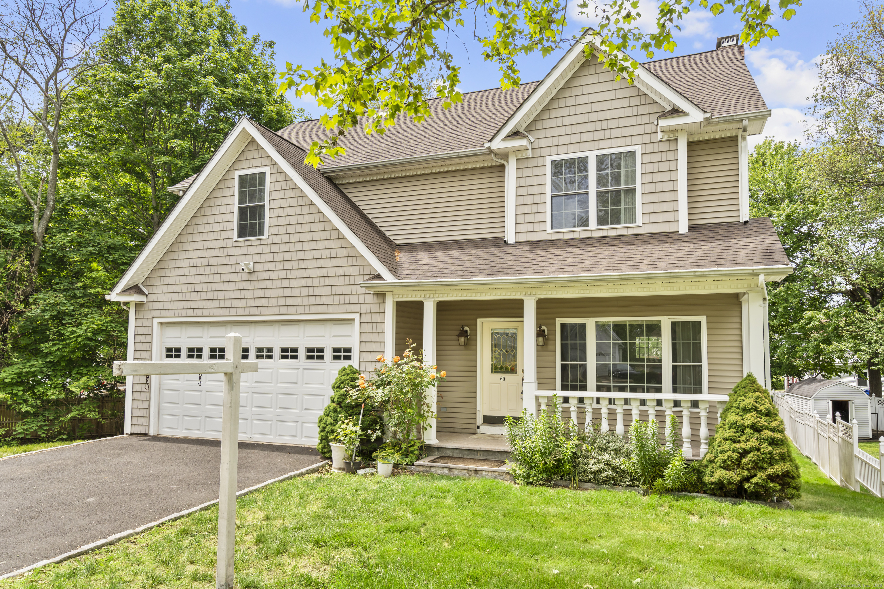 Grace Lane, Stratford, Connecticut - 4 Bedrooms  
3.5 Bathrooms  
7 Rooms - 