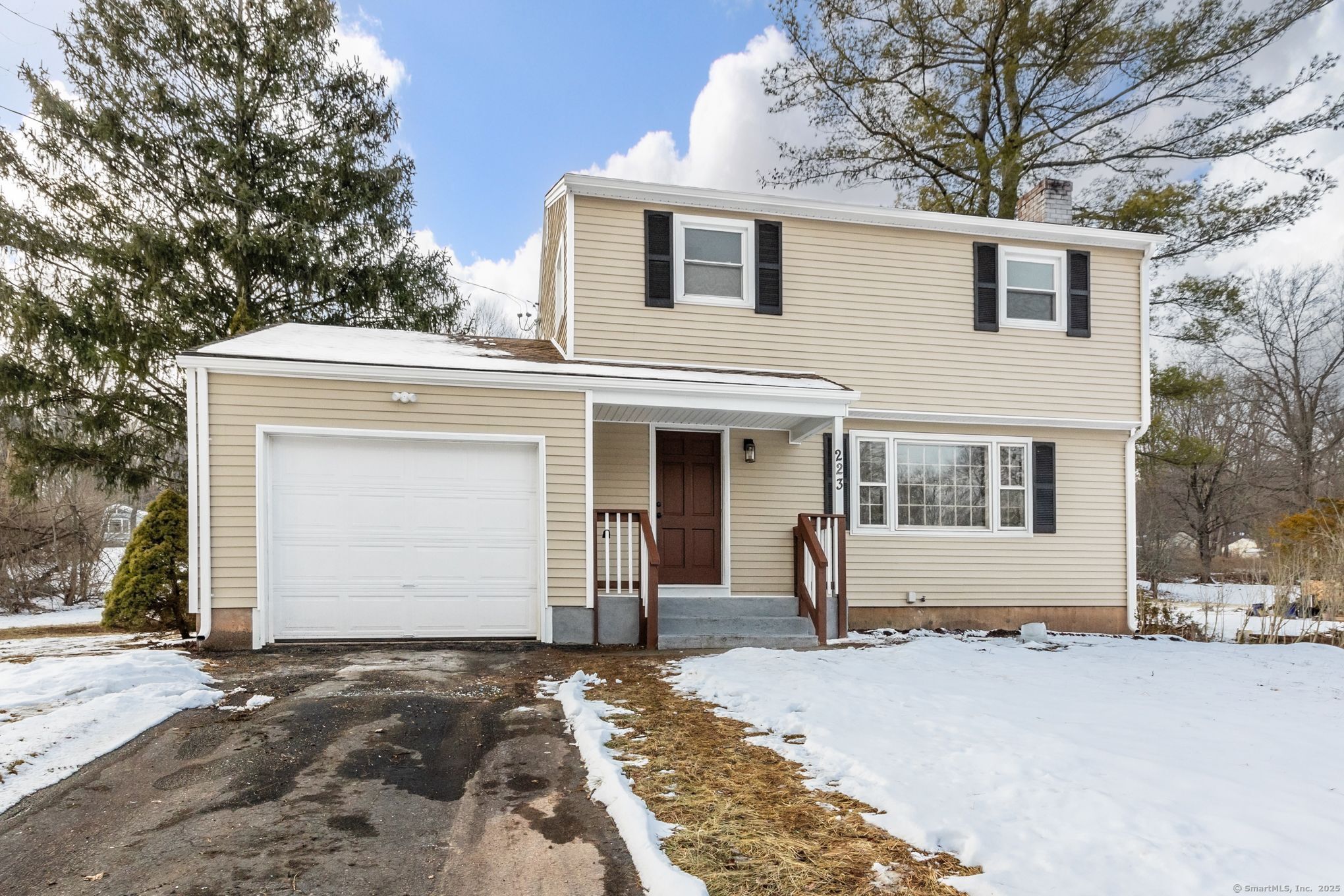 Basswood Drive, Middletown, Connecticut - 3 Bedrooms  
3 Bathrooms  
5 Rooms - 