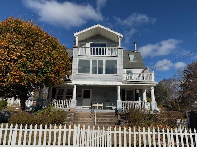 Ocean Avenue 2nd Floor, West Haven, Connecticut - 3 Bedrooms  
2 Bathrooms  
5 Rooms - 