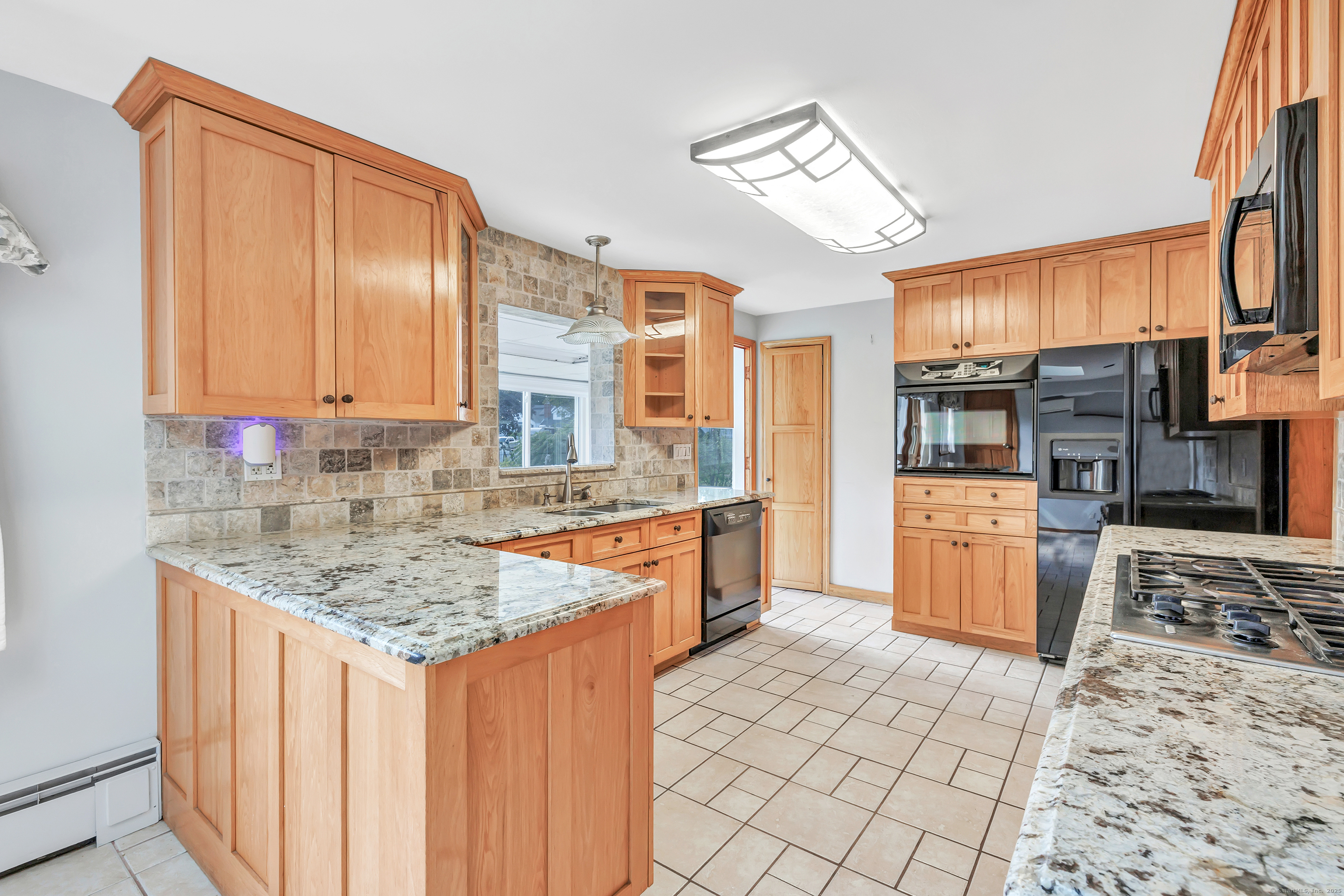 Trumbull, Connecticut 06611, United States, 3 Bedrooms Bedrooms, ,1 BathroomBathrooms,Residential,Pending,206008