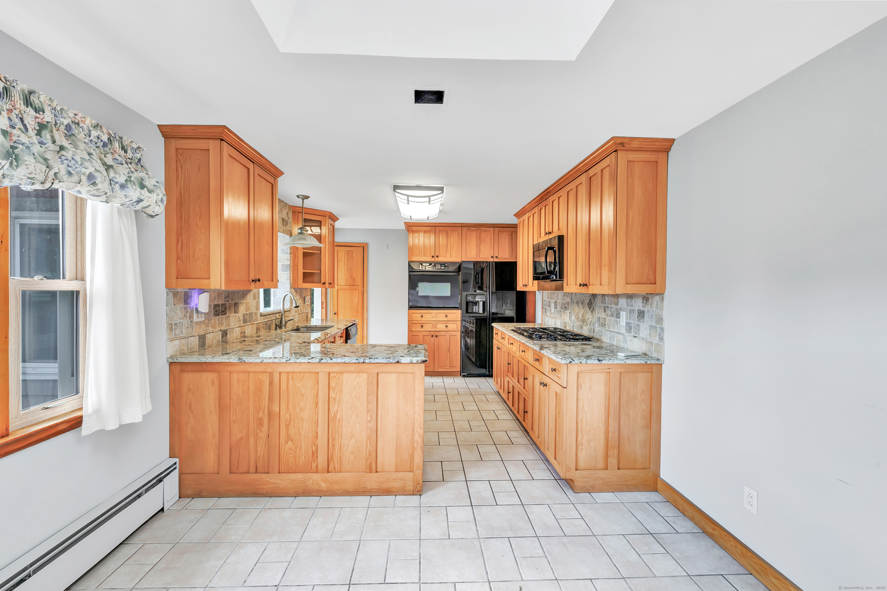 Trumbull, Connecticut 06611, United States, 3 Bedrooms Bedrooms, ,1 BathroomBathrooms,Residential,Pending,206008