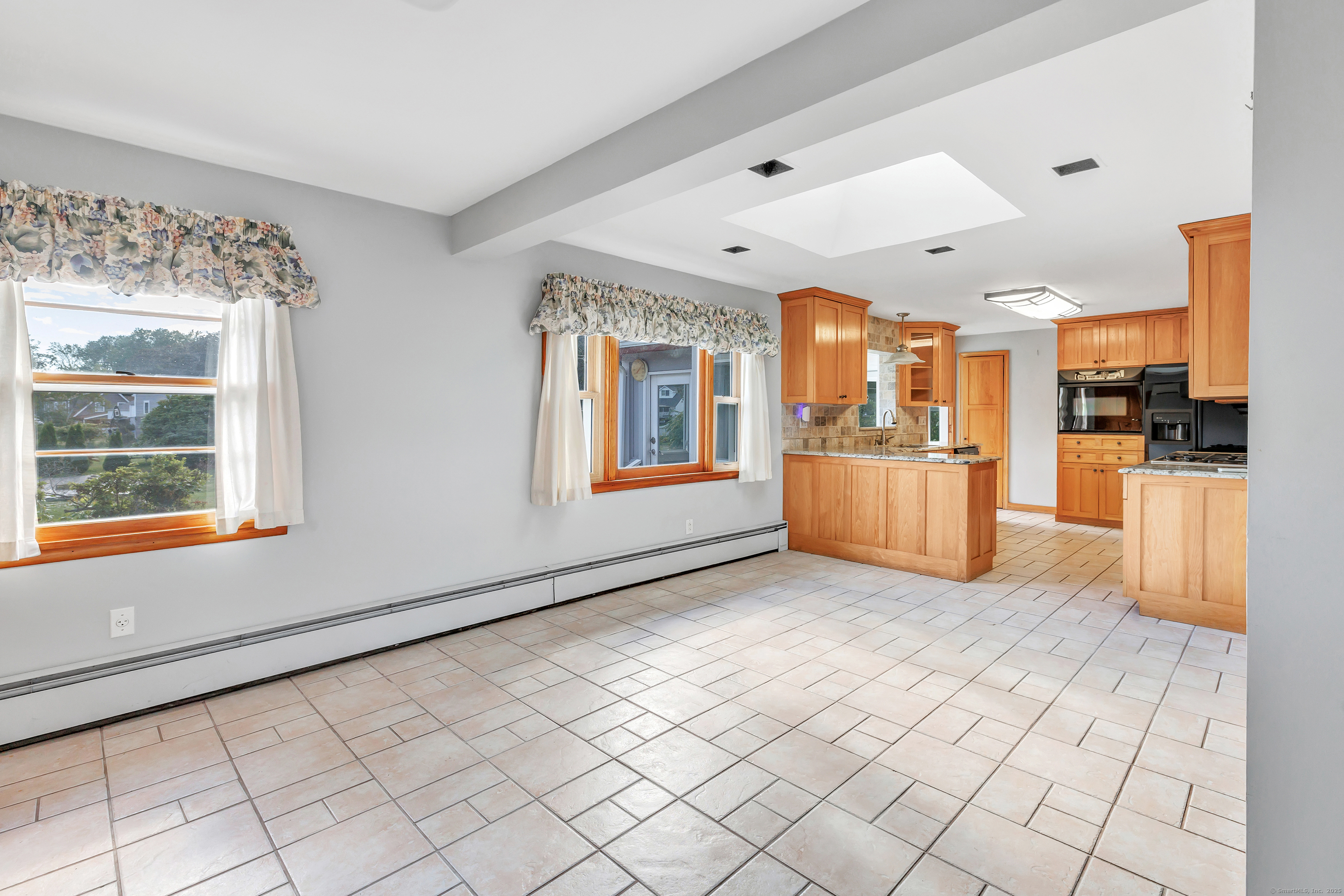 Trumbull, Connecticut 06611, United States, 3 Bedrooms Bedrooms, ,1 BathroomBathrooms,Residential,Pending,206008