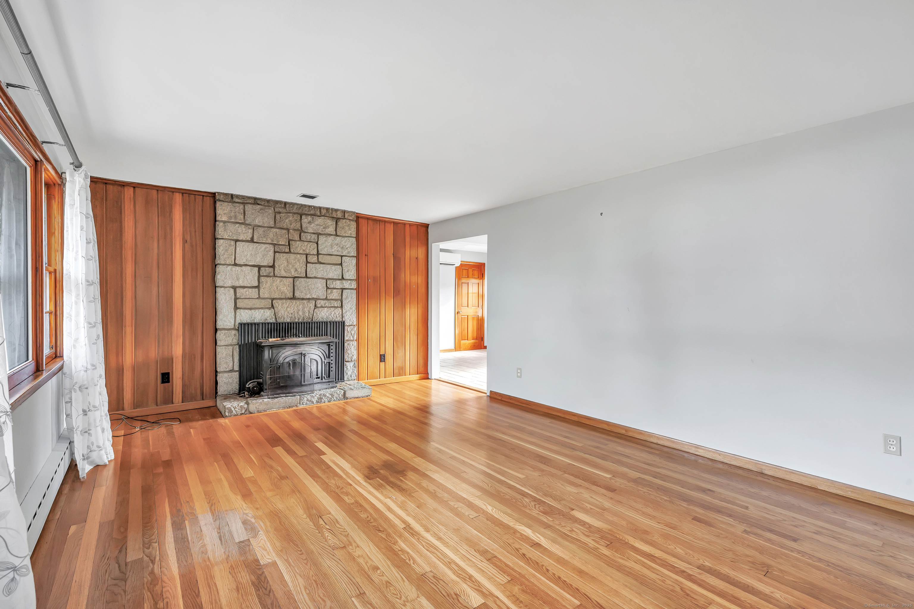 Trumbull, Connecticut 06611, United States, 3 Bedrooms Bedrooms, ,1 BathroomBathrooms,Residential,Pending,206008