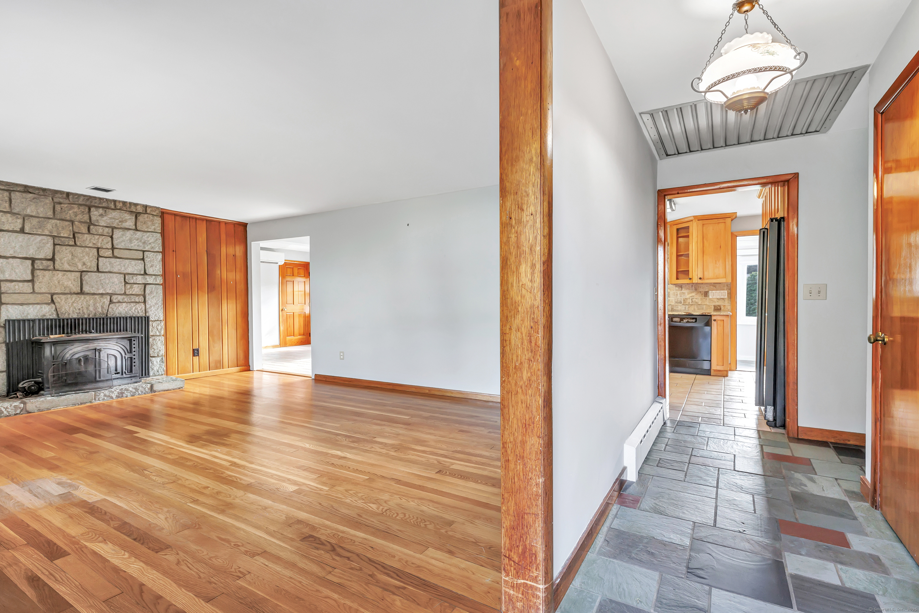 Trumbull, Connecticut 06611, United States, 3 Bedrooms Bedrooms, ,1 BathroomBathrooms,Residential,Pending,206008