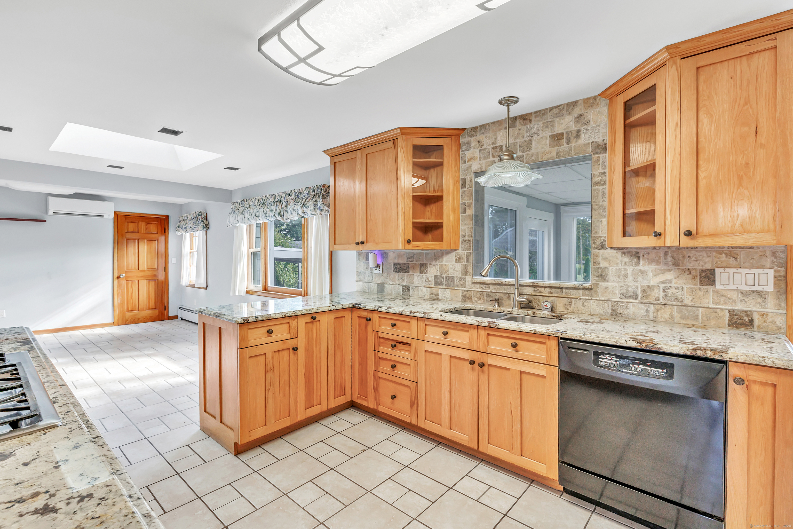 Trumbull, Connecticut 06611, United States, 3 Bedrooms Bedrooms, ,1 BathroomBathrooms,Residential,Pending,206008