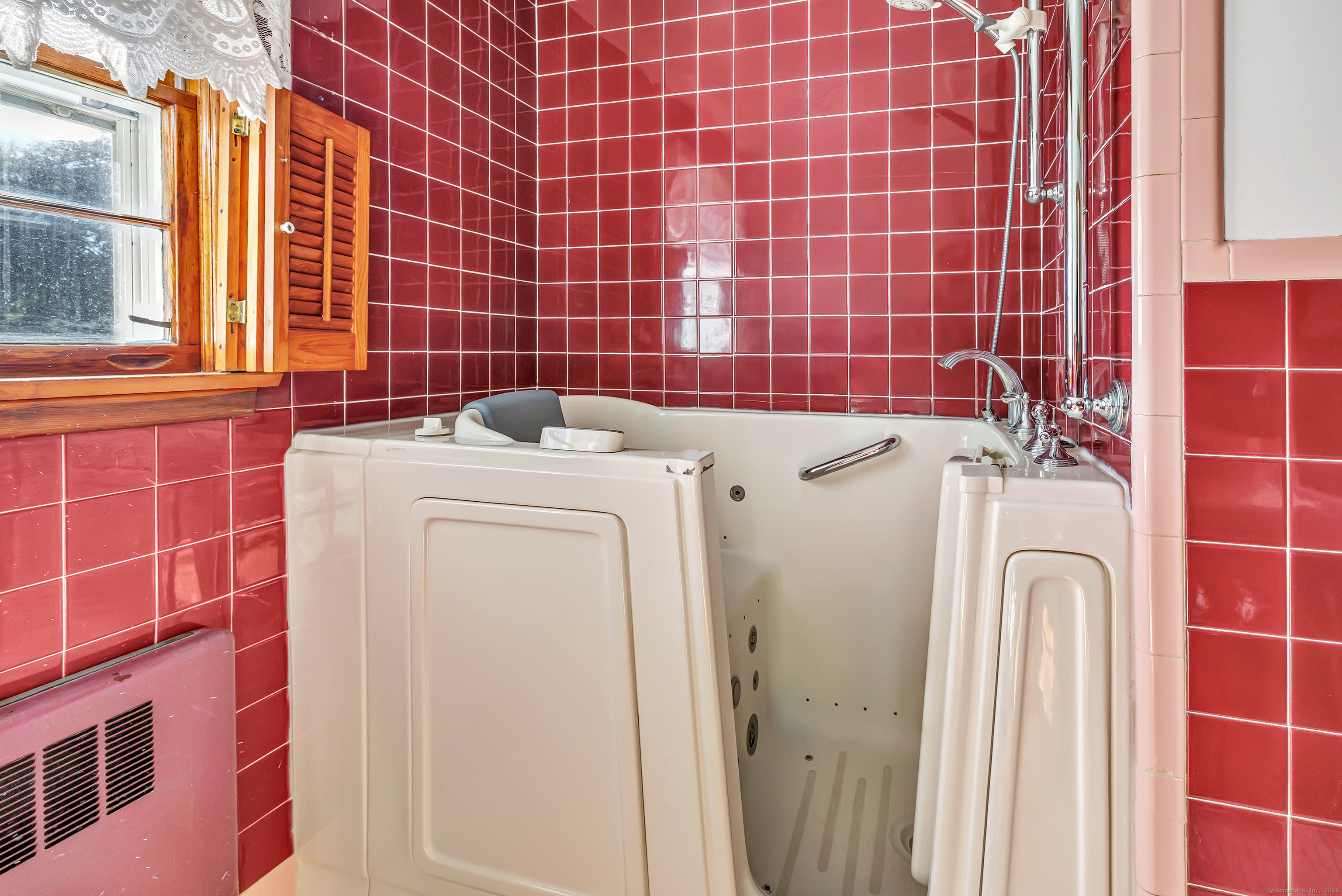 Trumbull, Connecticut 06611, United States, 3 Bedrooms Bedrooms, ,1 BathroomBathrooms,Residential,Pending,206008