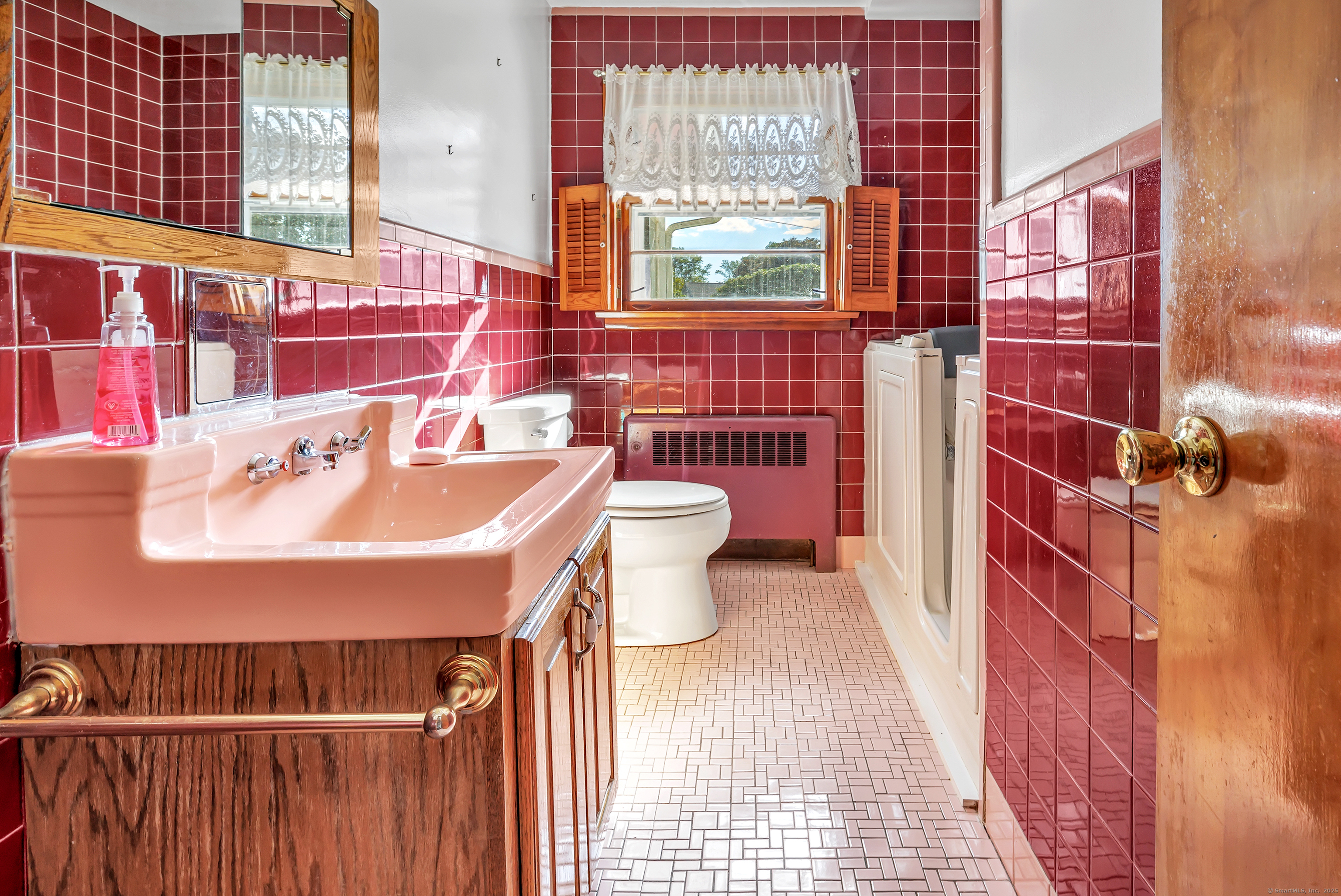 Trumbull, Connecticut 06611, United States, 3 Bedrooms Bedrooms, ,1 BathroomBathrooms,Residential,Pending,206008