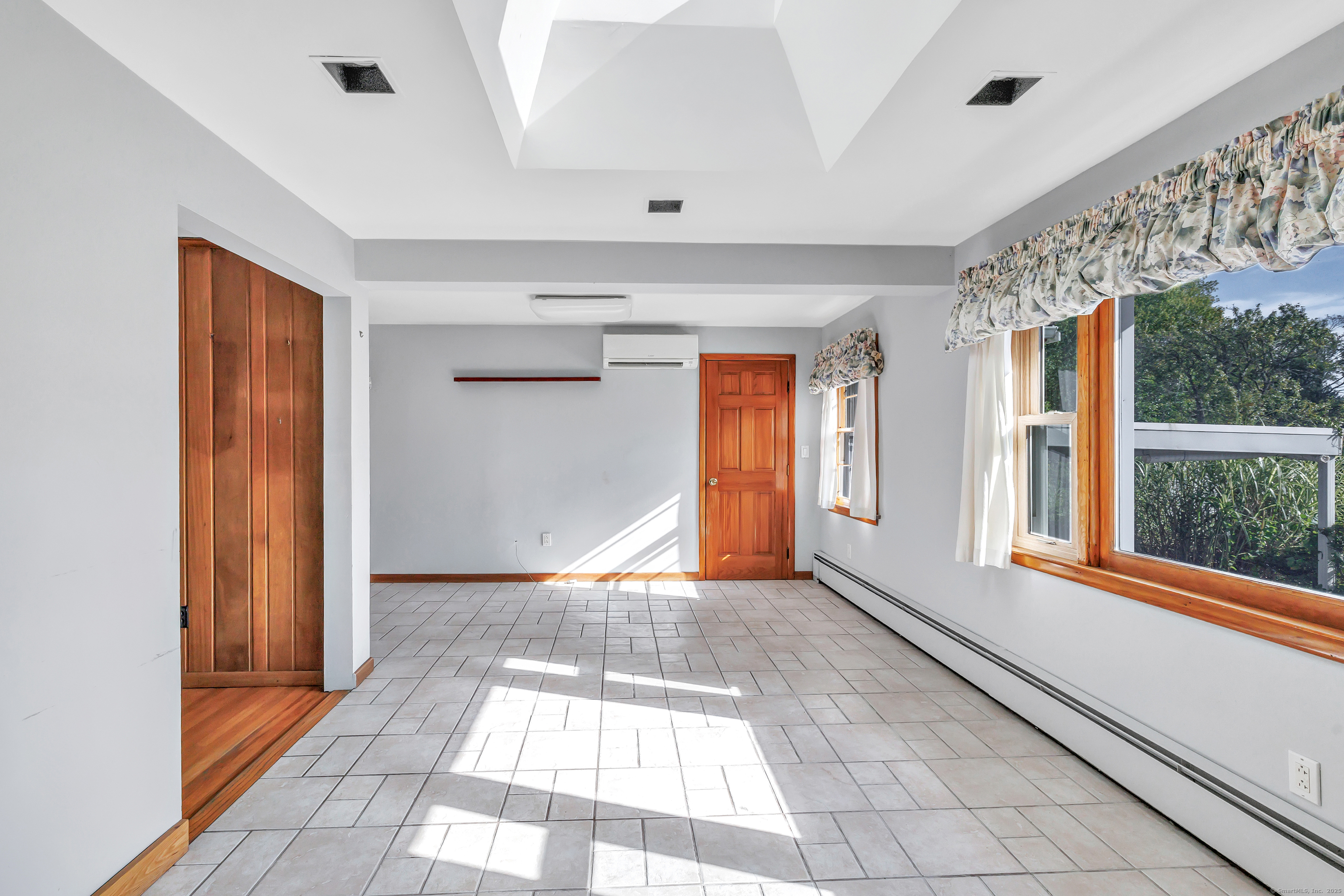 Trumbull, Connecticut 06611, United States, 3 Bedrooms Bedrooms, ,1 BathroomBathrooms,Residential,Pending,206008