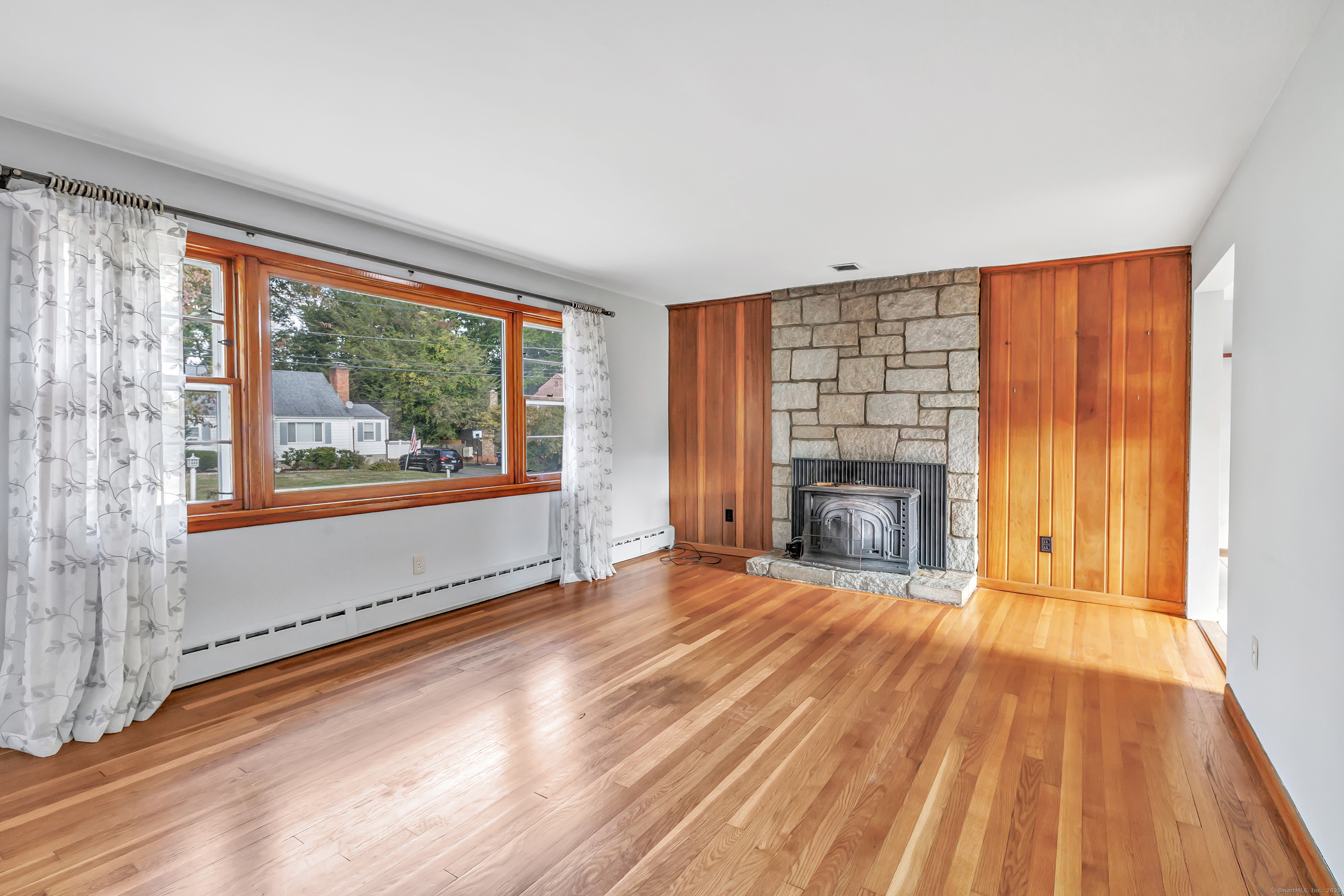 Trumbull, Connecticut 06611, United States, 3 Bedrooms Bedrooms, ,1 BathroomBathrooms,Residential,Pending,206008