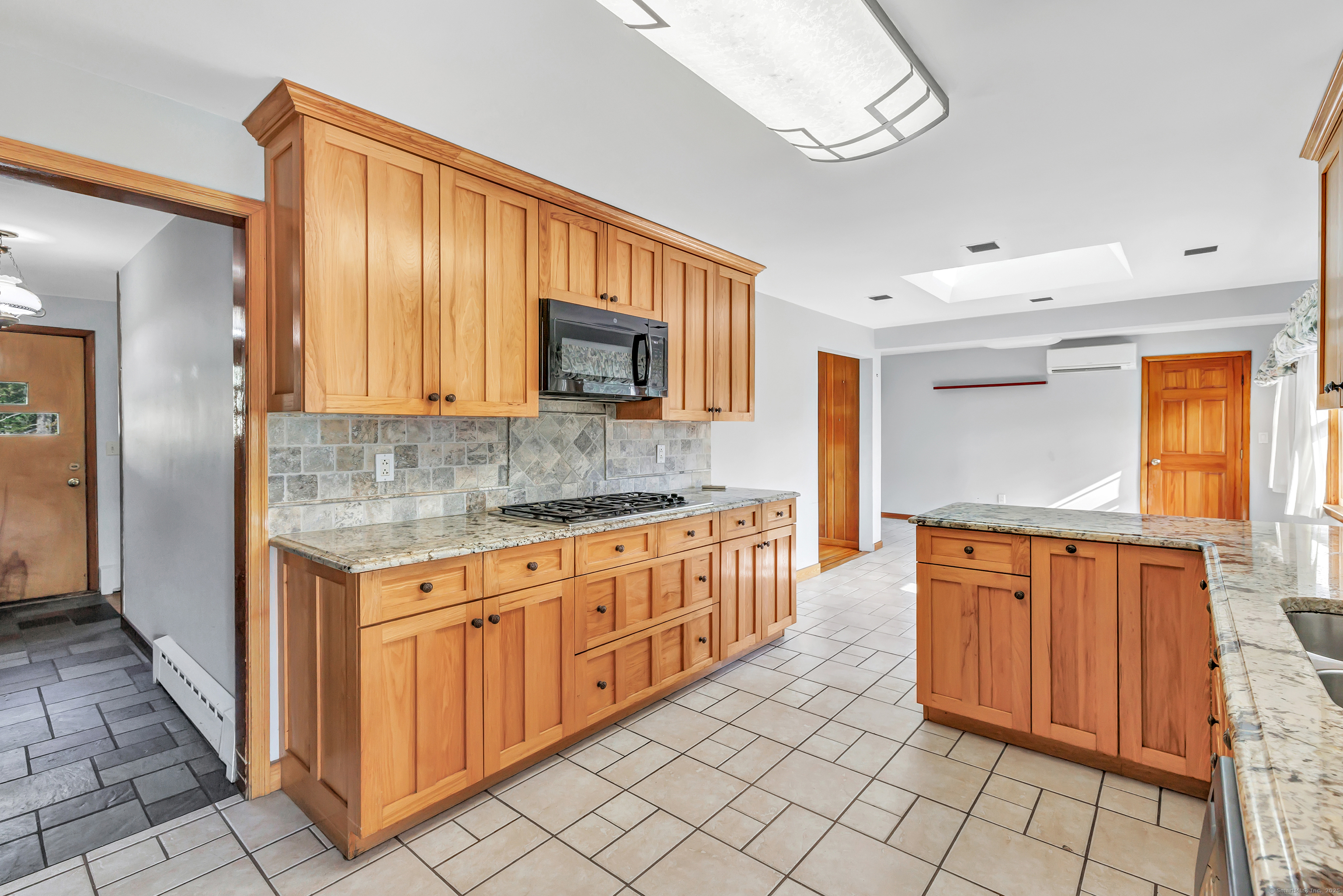 Trumbull, Connecticut 06611, United States, 3 Bedrooms Bedrooms, ,1 BathroomBathrooms,Residential,Pending,206008