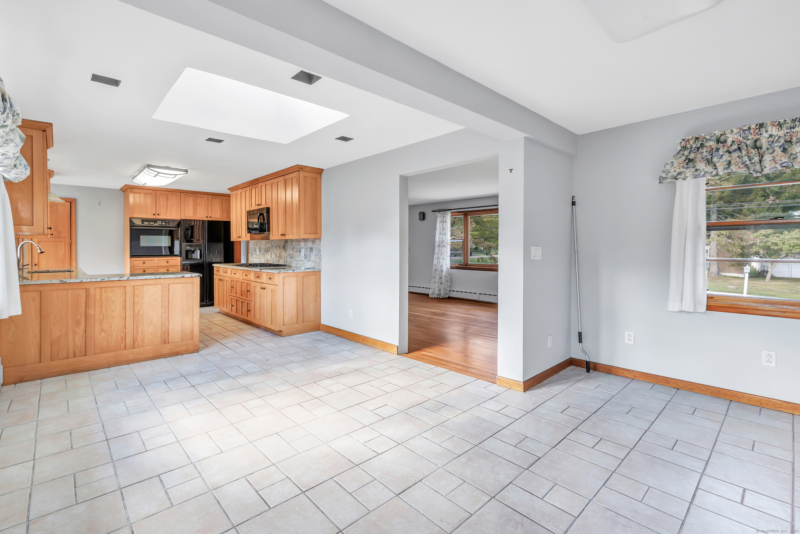 Trumbull, Connecticut 06611, United States, 3 Bedrooms Bedrooms, ,1 BathroomBathrooms,Residential,Pending,206008