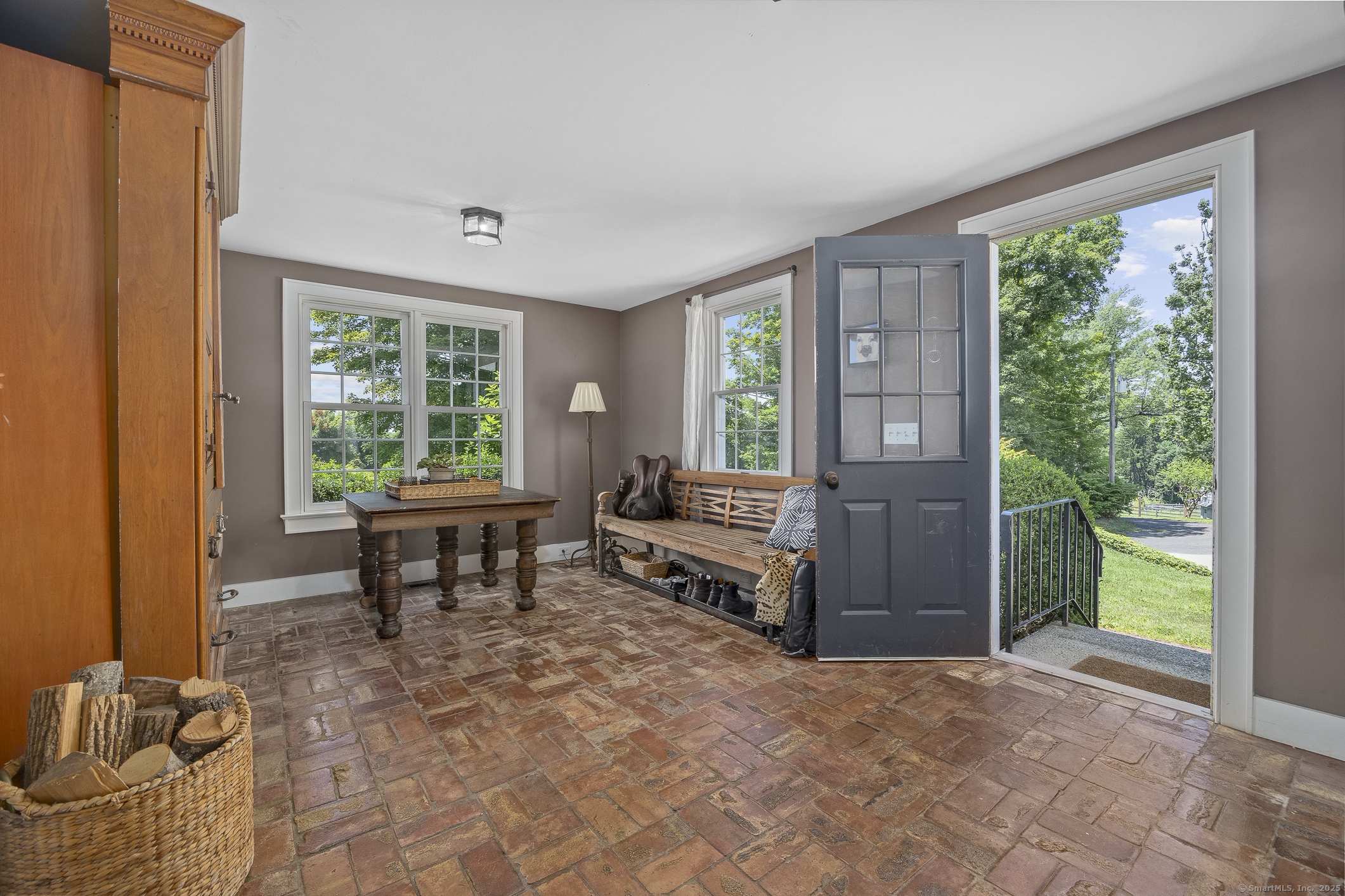 Bridgewater, Connecticut 06752, United States, 4 Bedrooms Bedrooms, ,3 BathroomsBathrooms,Residential,Pending,111517