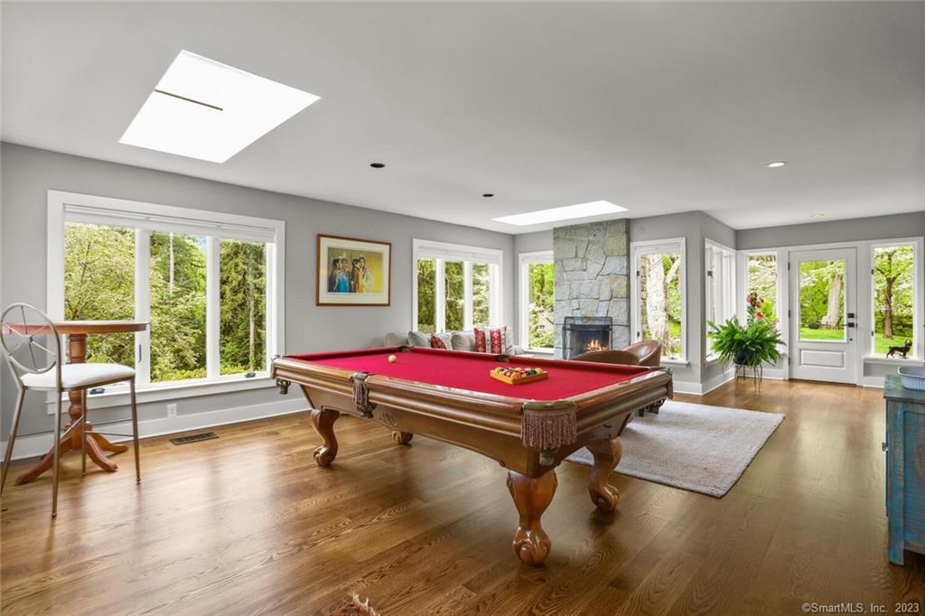 North Avenue, Weston, Connecticut - 5 Bedrooms  
4 Bathrooms  
9 Rooms - 
