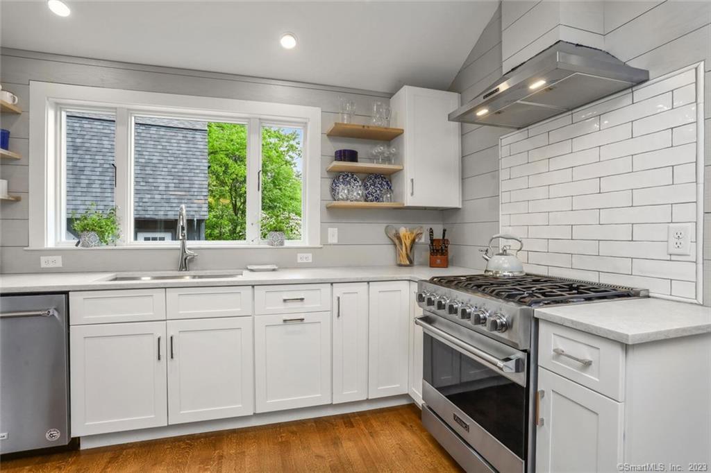 North Avenue, Weston, Connecticut - 5 Bedrooms  
4 Bathrooms  
9 Rooms - 