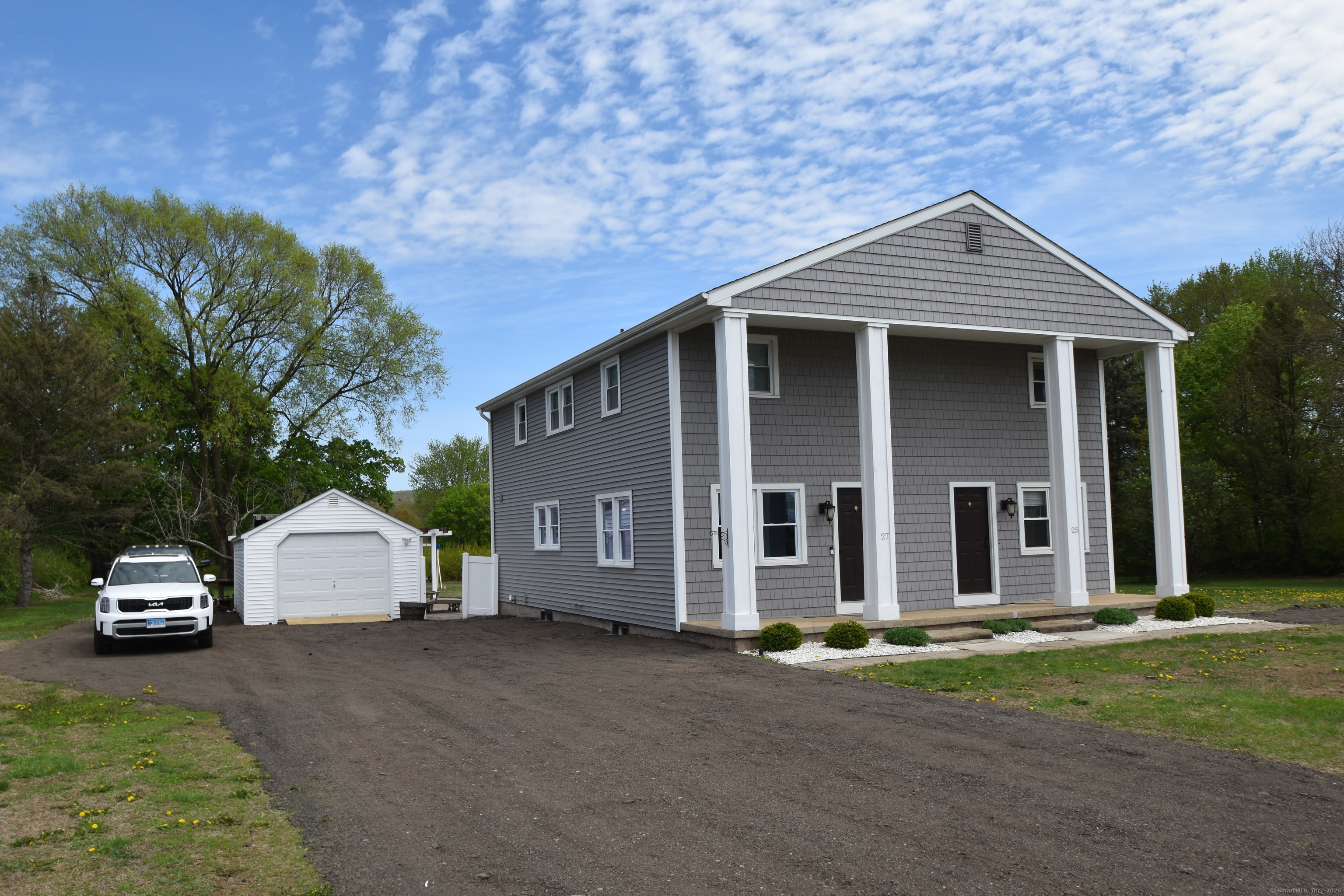 Hoffman Road, Ellington, Connecticut - 6 Bedrooms  
4.5 Bathrooms  
11 Rooms - 