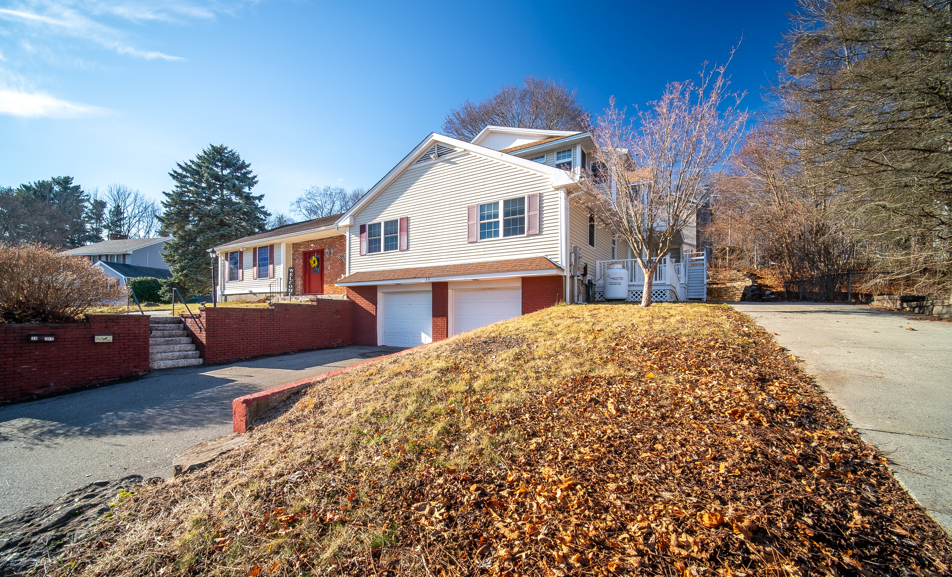 39 Lorelei Circle, Middletown, Connecticut - 5 Bedrooms  
4 Bathrooms  
10 Rooms - 