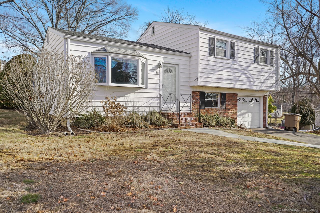 Warwick Lane, Stamford, Connecticut - 3 Bedrooms  
2 Bathrooms  
6 Rooms - 