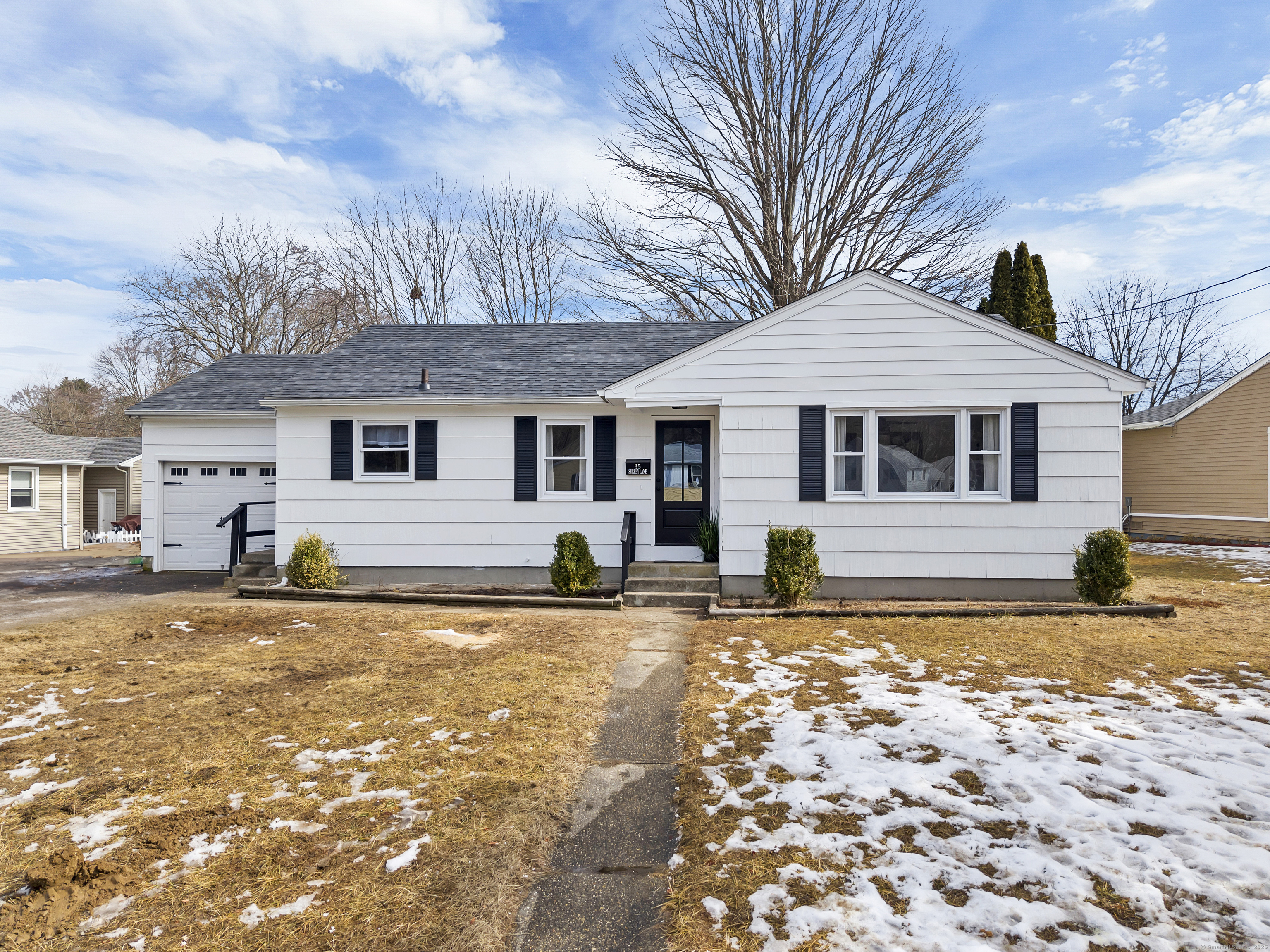 Surrey Lane, Norwich, Connecticut - 3 Bedrooms  
1 Bathrooms  
5 Rooms - 