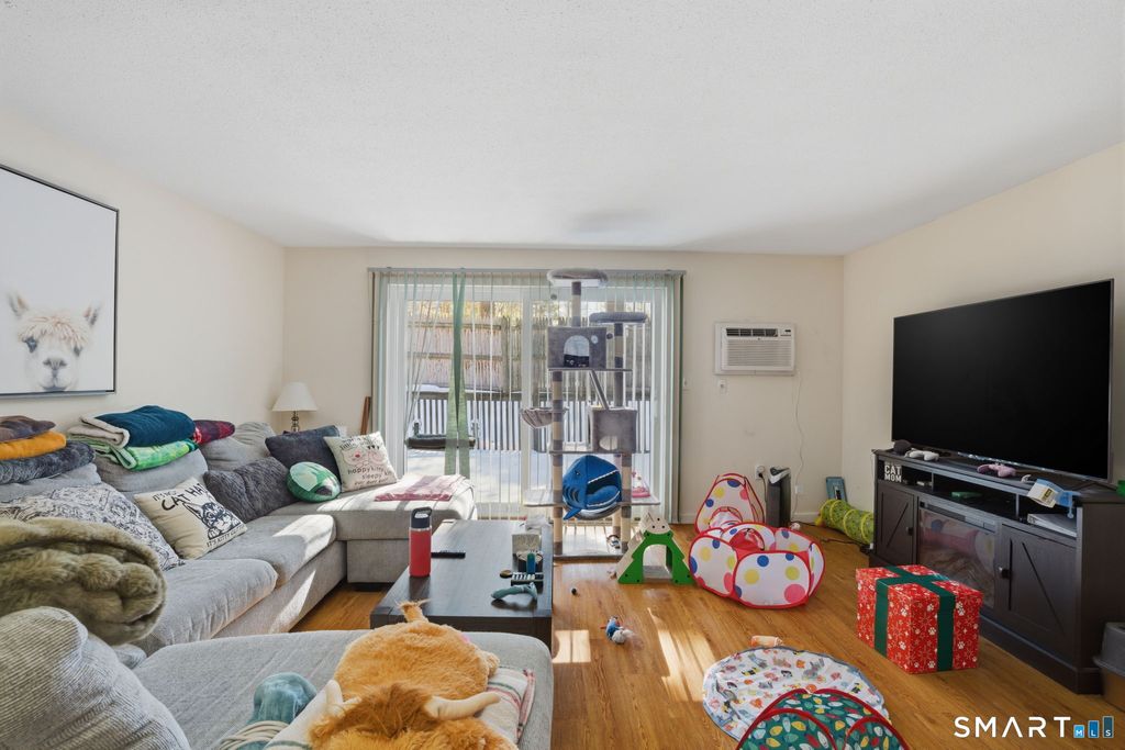 Photo of 27 Burgoyne Street #APT E, West Hartford, CT 06110 (MLS # 24152471)