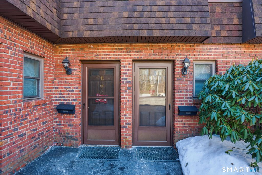 Photo of 27 Burgoyne Street #APT E, West Hartford, CT 06110 (MLS # 24152471)