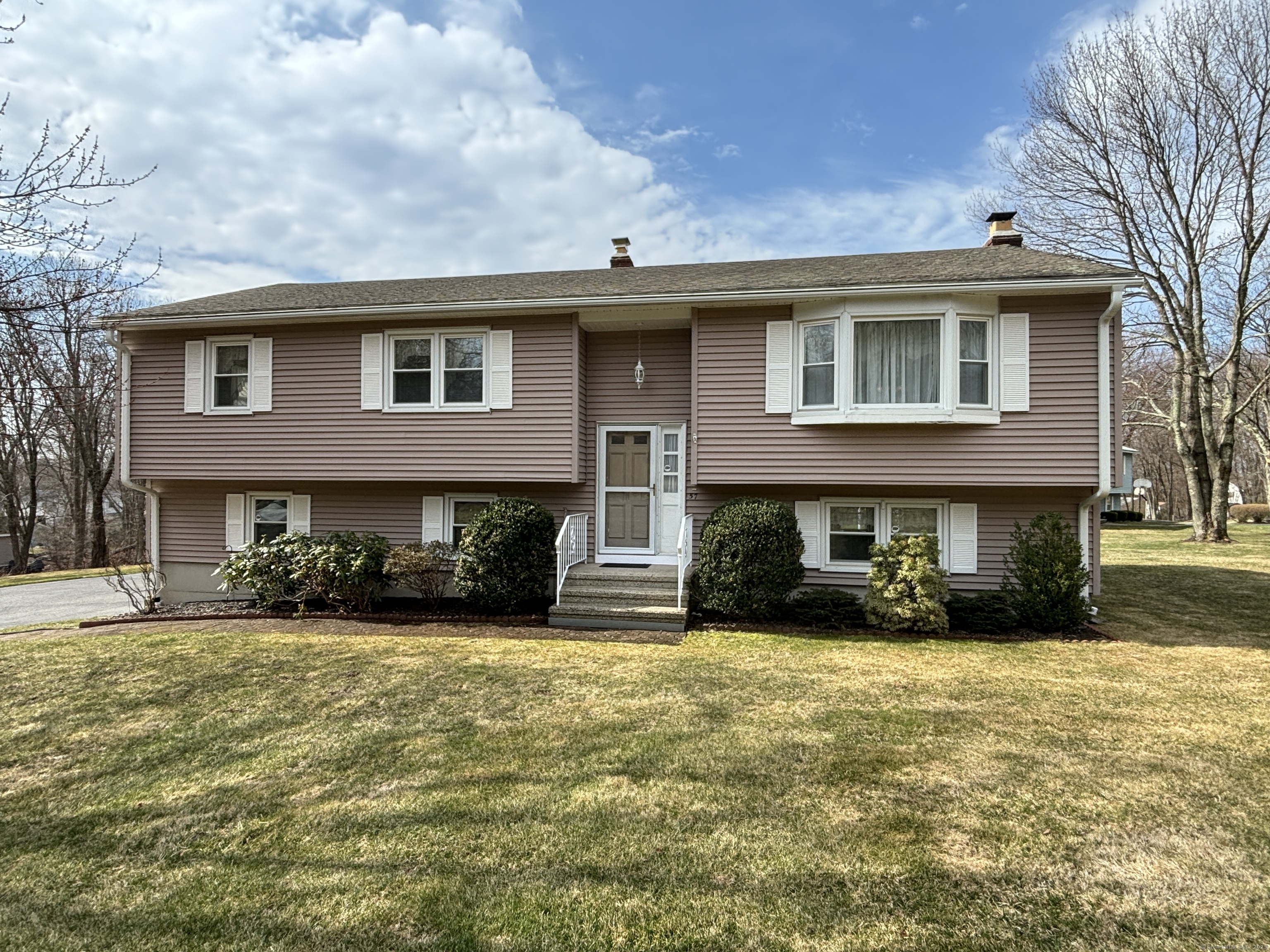 Andrews Road, Wolcott, Connecticut - 3 Bedrooms  
2 Bathrooms  
6 Rooms - 