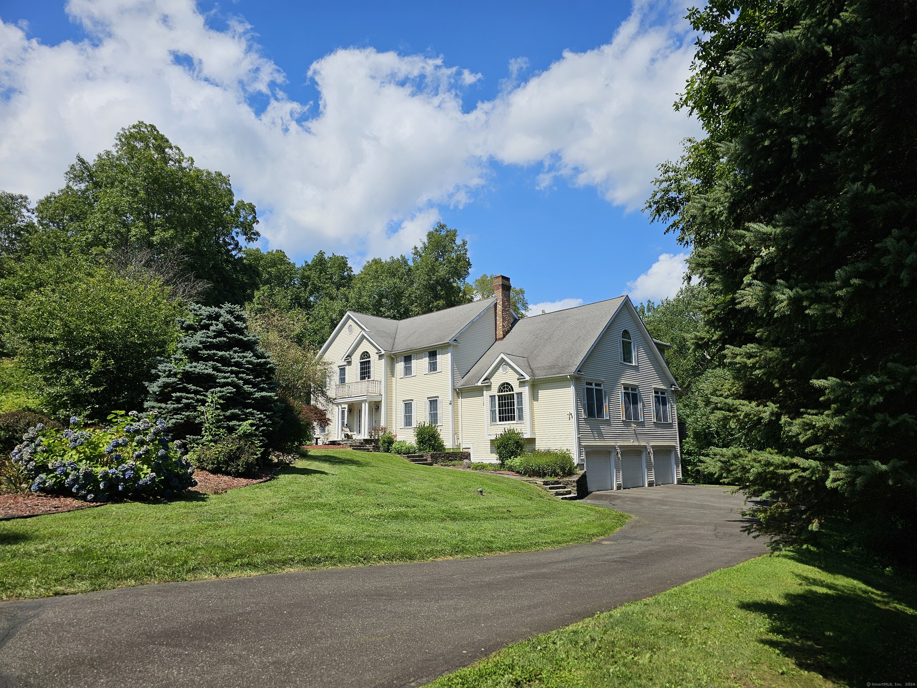 Gate Post Lane, Woodbury, Connecticut - 4 Bedrooms  
4 Bathrooms  
12 Rooms - 