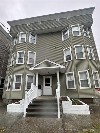 Lester Street 2R, Ansonia, Connecticut - 2 Bedrooms  
1 Bathrooms  
4 Rooms - 