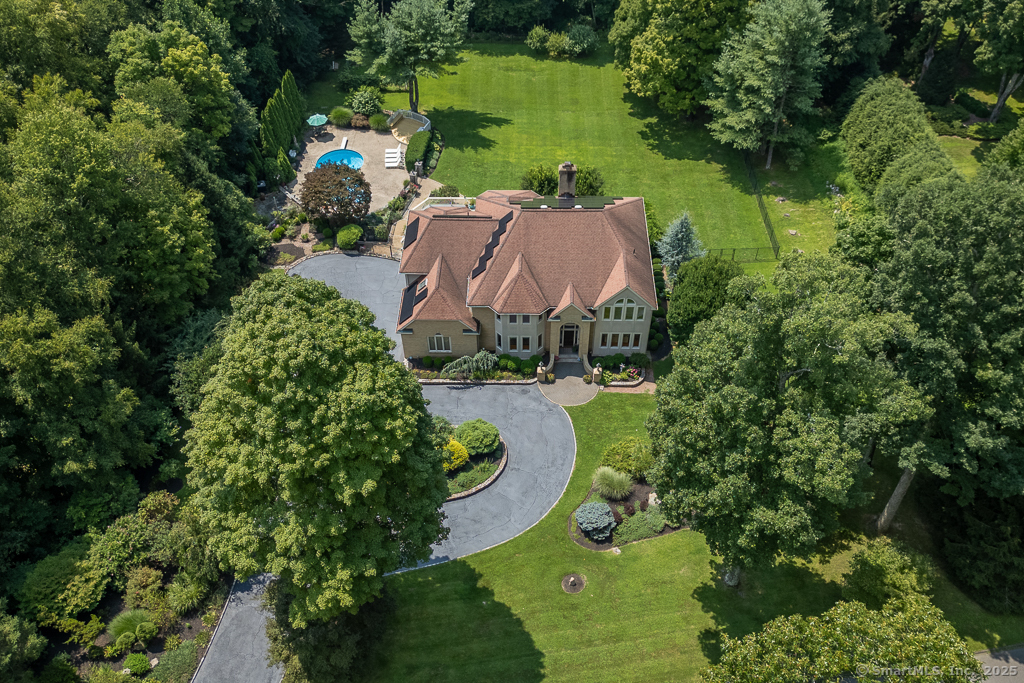 Edna Court, Brookfield, Connecticut - 4 Bedrooms  
5 Bathrooms  
9 Rooms - 
