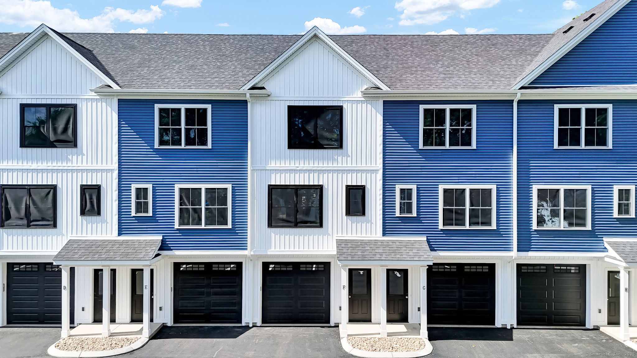 Whiting Street Apt E, Plainville, Connecticut - 2 Bedrooms  
2 Bathrooms  
7 Rooms - 