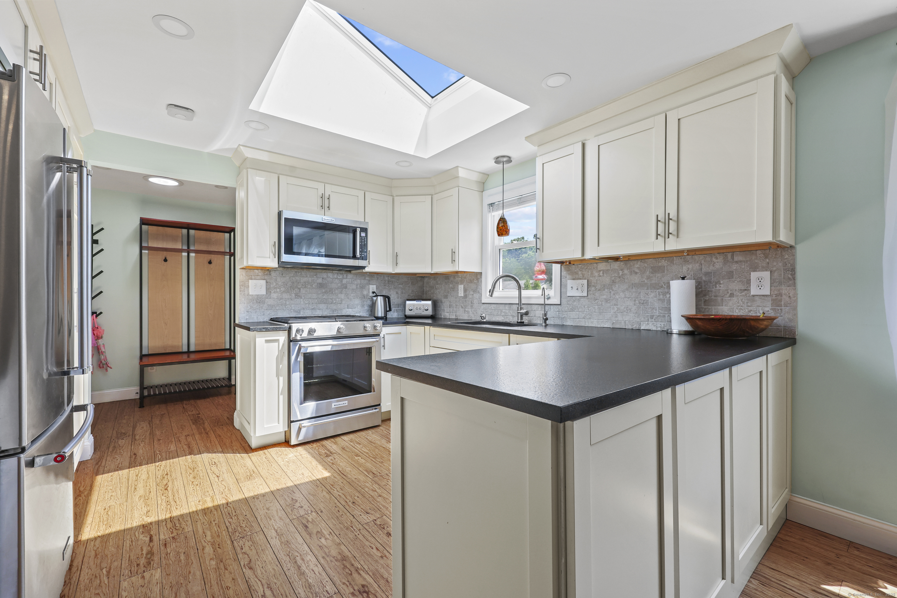 Simsbury, Connecticut 06089, United States, 3 Bedrooms Bedrooms, ,2 BathroomsBathrooms,Residential,Coming Soon,178454