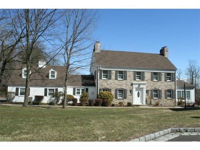 Newfield Avenue, Stamford, Connecticut - 4 Bedrooms  
4 Bathrooms  
9 Rooms - 