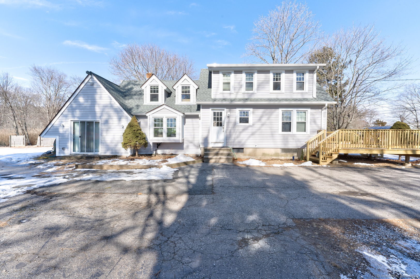 Meadow Road, Clinton, Connecticut - 4 Bedrooms  
2 Bathrooms  
6 Rooms - 