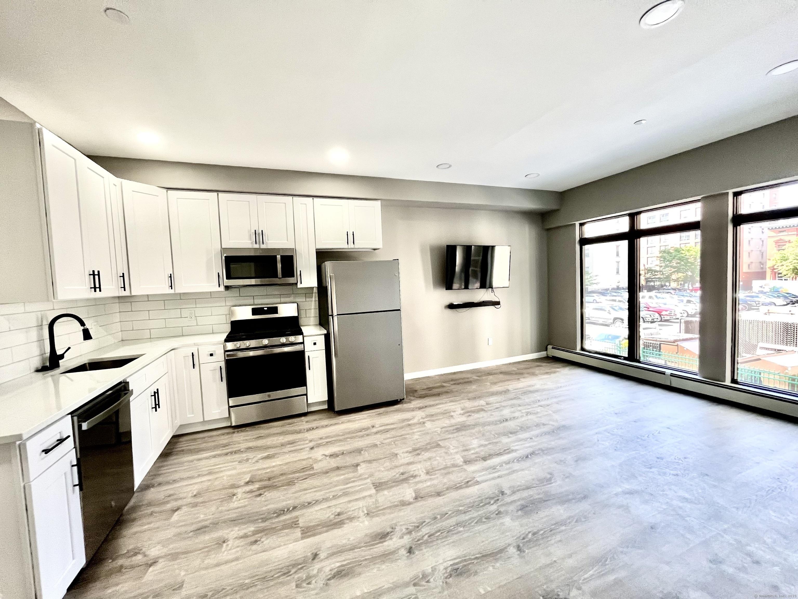Center Street 2C, New Haven, Connecticut - 1 Bedrooms  
1 Bathrooms  
3 Rooms - 