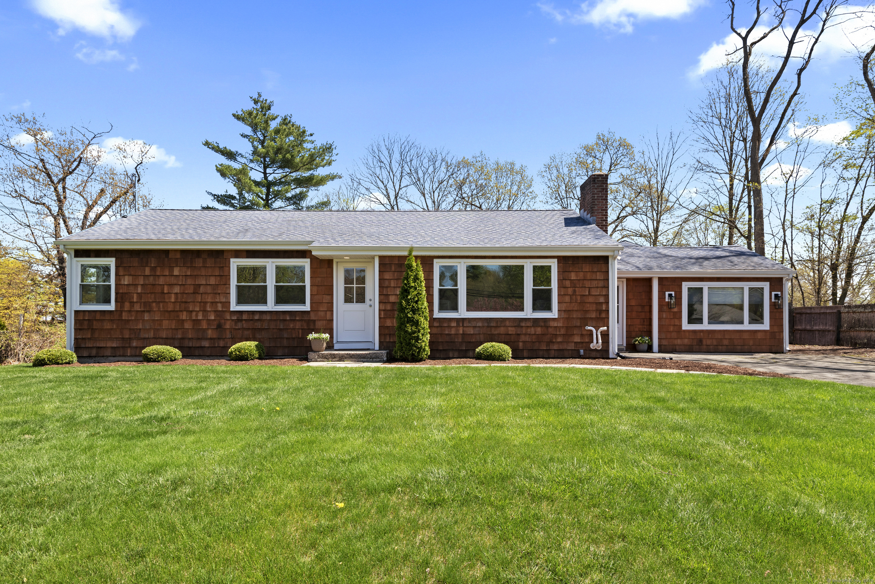Woodruff Road, Farmington, Connecticut - 4 Bedrooms  
2 Bathrooms  
8 Rooms - 