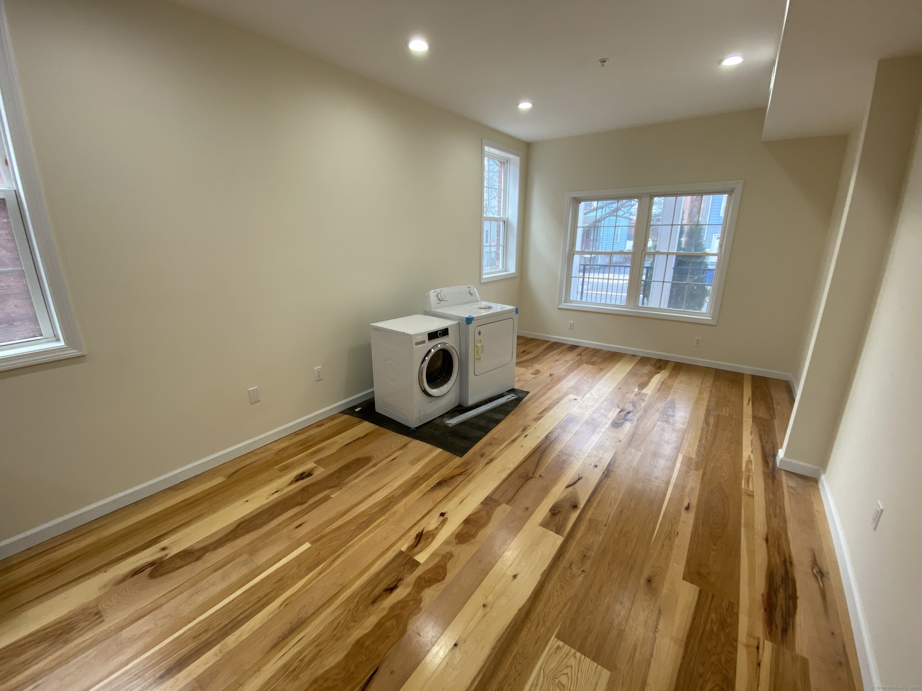 Dixwell Avenue 1B, New Haven, Connecticut - 3 Bedrooms  
1 Bathrooms  
6 Rooms - 