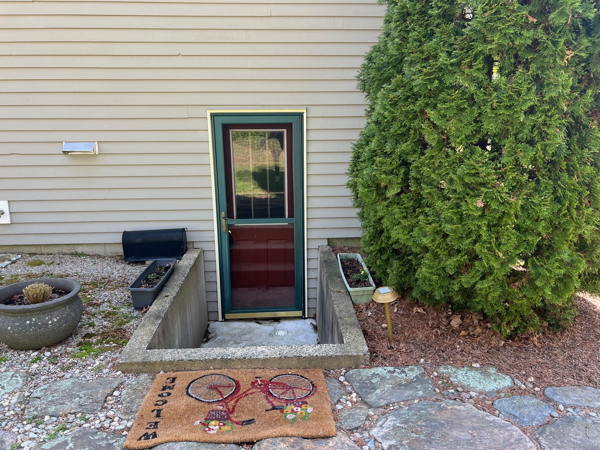 Oak Hill Drive, Clinton, Connecticut - 1 Bedrooms  
1 Bathrooms  
2 Rooms - 