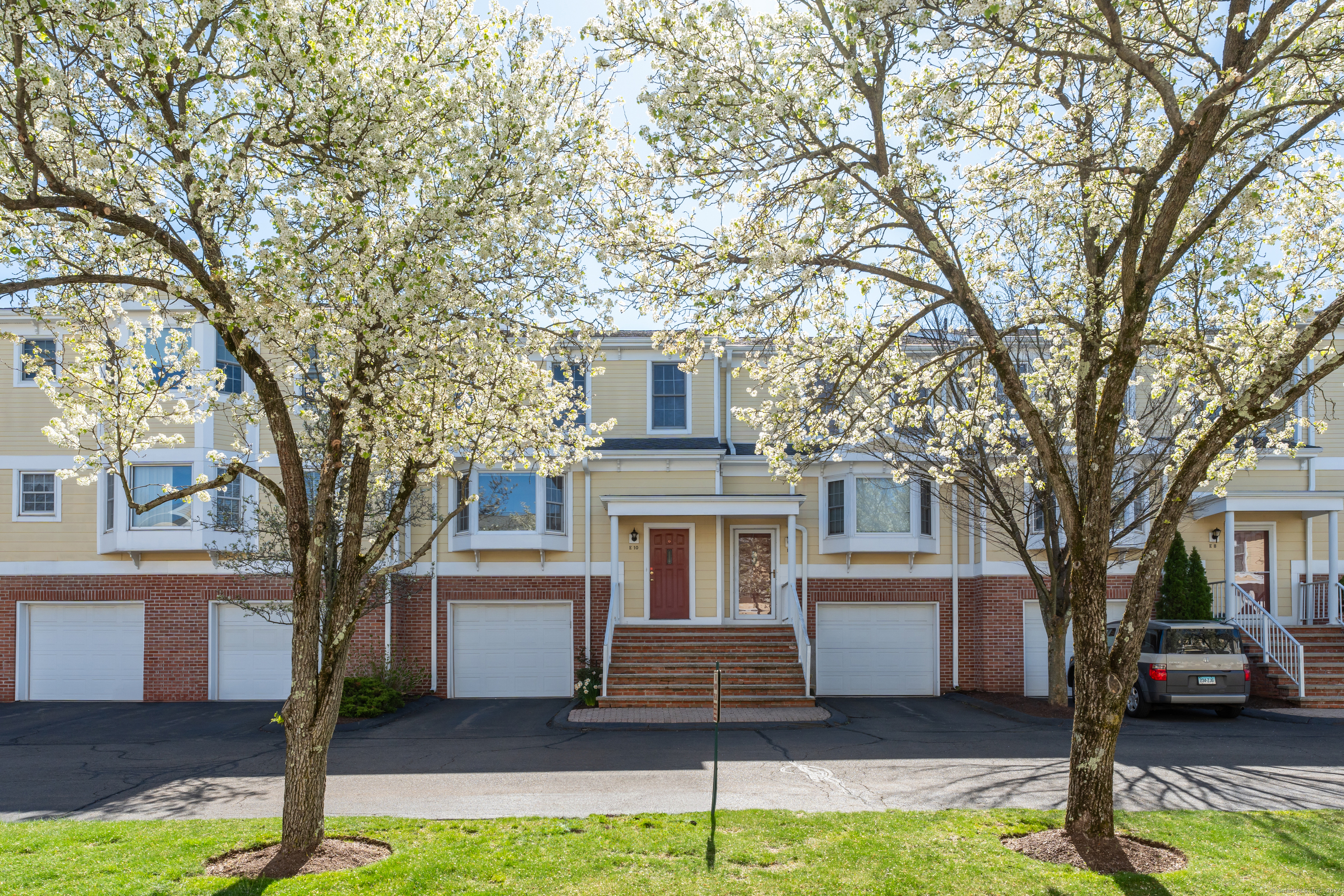 Property for Sale at 11 Saint John Street E10, North Haven, Connecticut - Bedrooms: 2 
Bathrooms: 3 
Rooms: 4  - $320,000