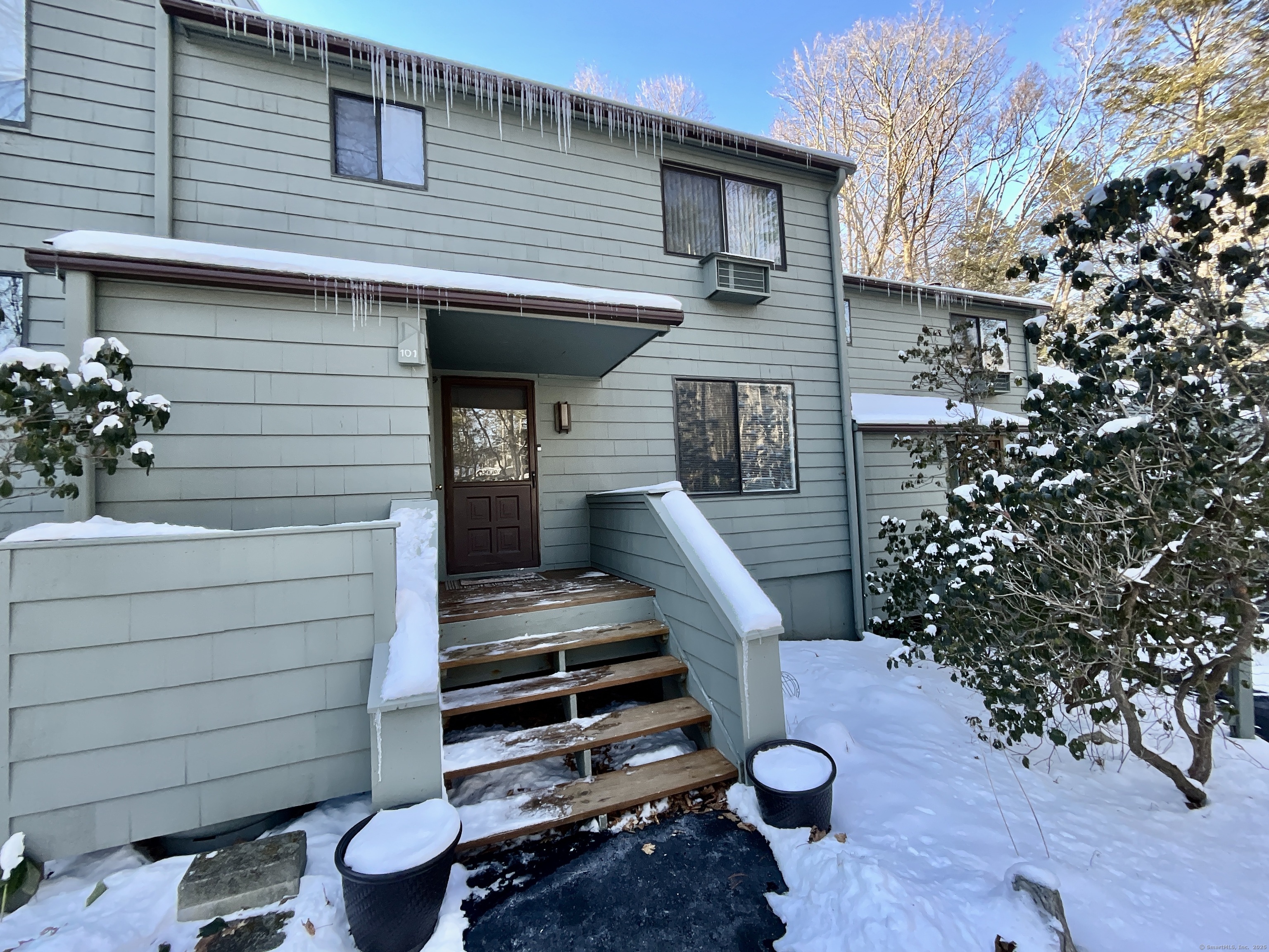 Woodside Circle, Torrington, Connecticut - 2 Bedrooms  
2 Bathrooms  
5 Rooms - 