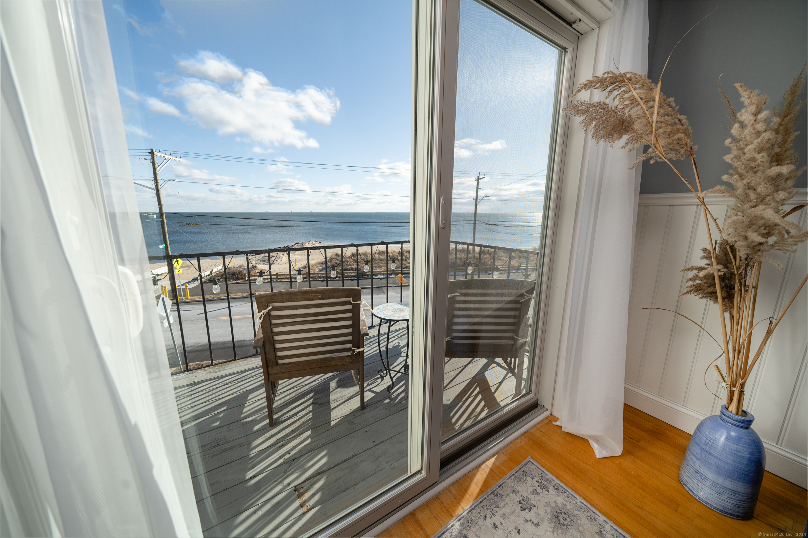 215 Beach Street 3B, West Haven, Connecticut - 1 Bedrooms  
1 Bathrooms  
4 Rooms - 