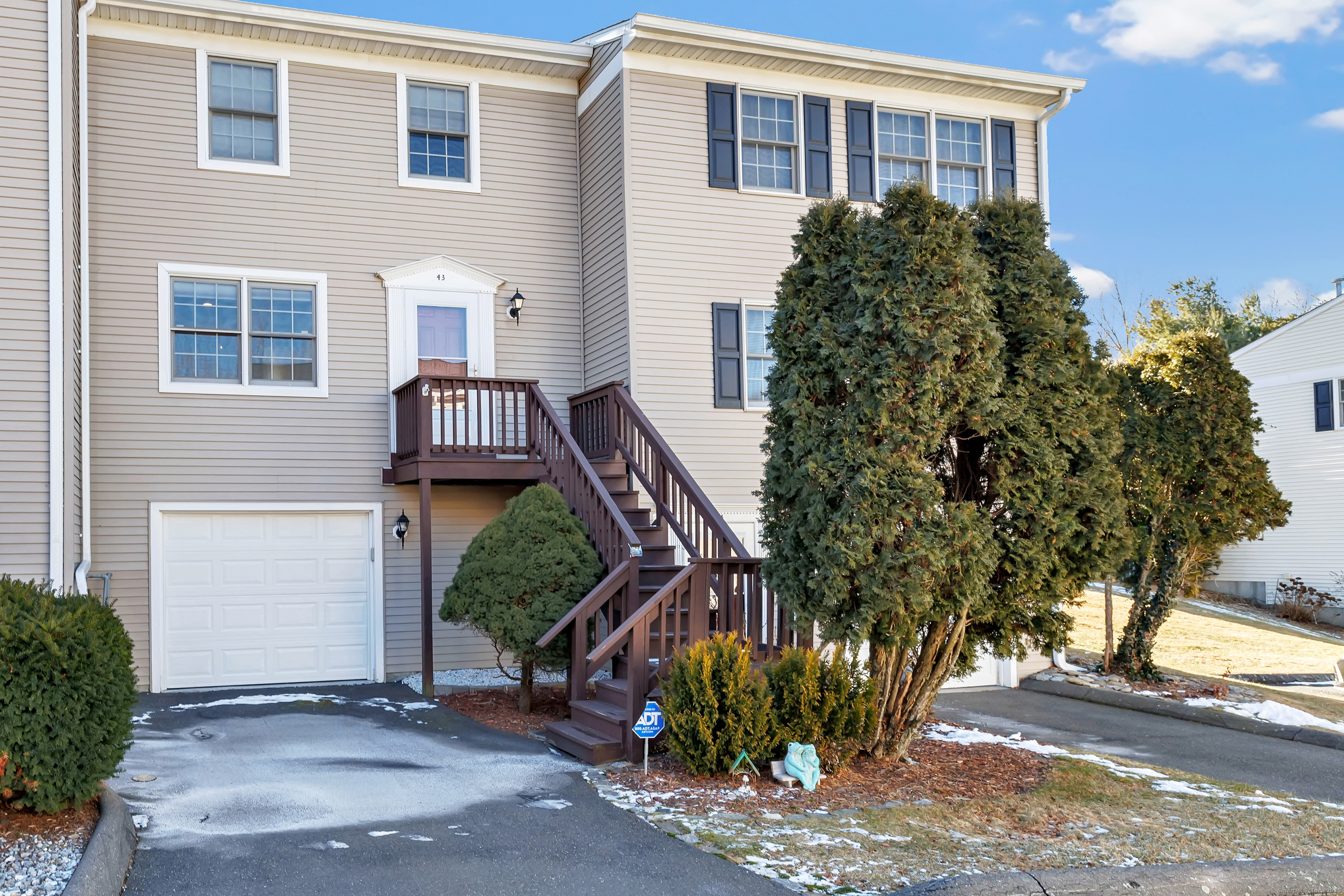 Summit Commons 43, Derby, Connecticut - 2 Bedrooms  
2 Bathrooms  
6 Rooms - 