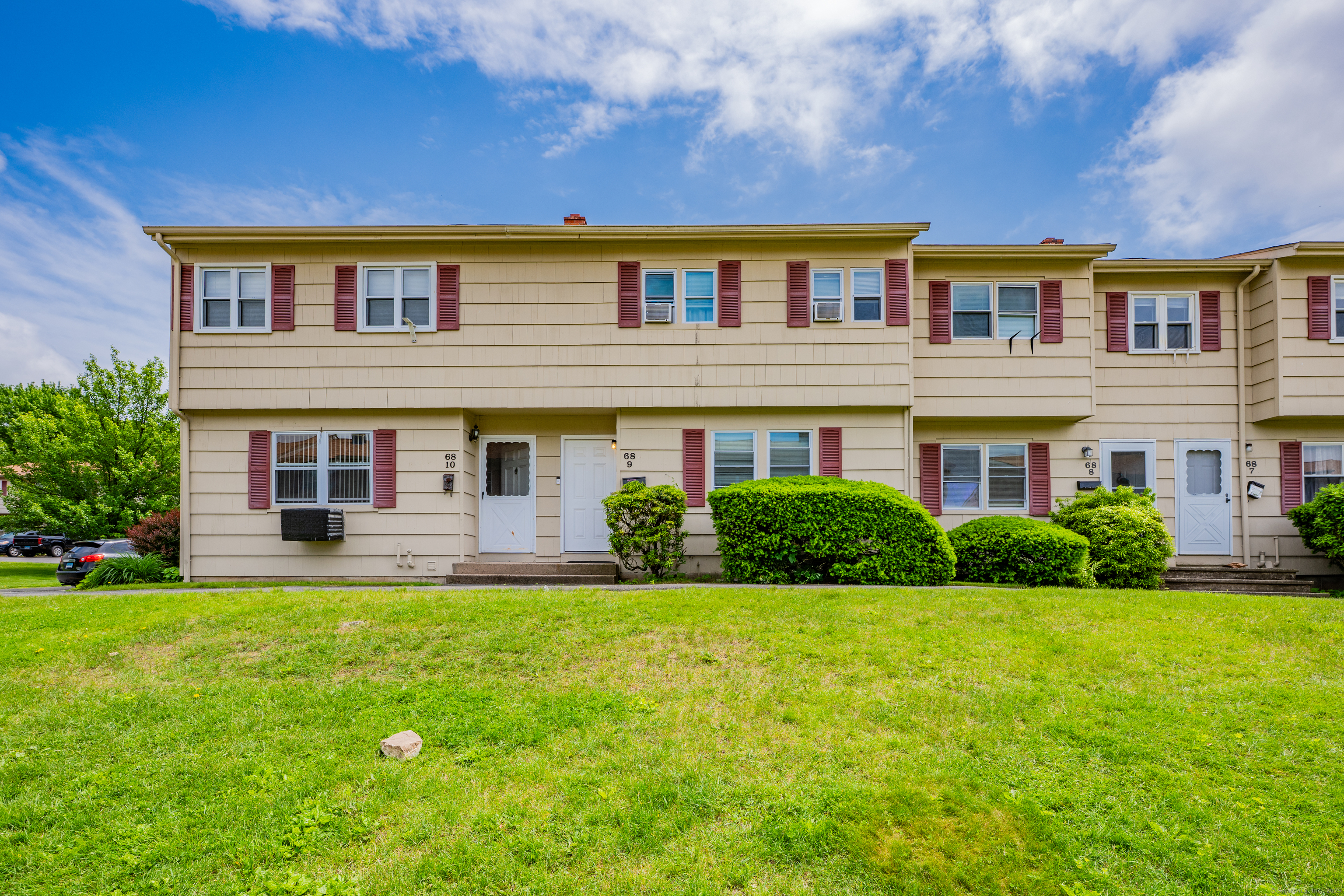 Property for Sale at Round Tree Drive 9, Naugatuck, Connecticut - Bedrooms: 3 
Bathrooms: 2 
Rooms: 6  - $165,000