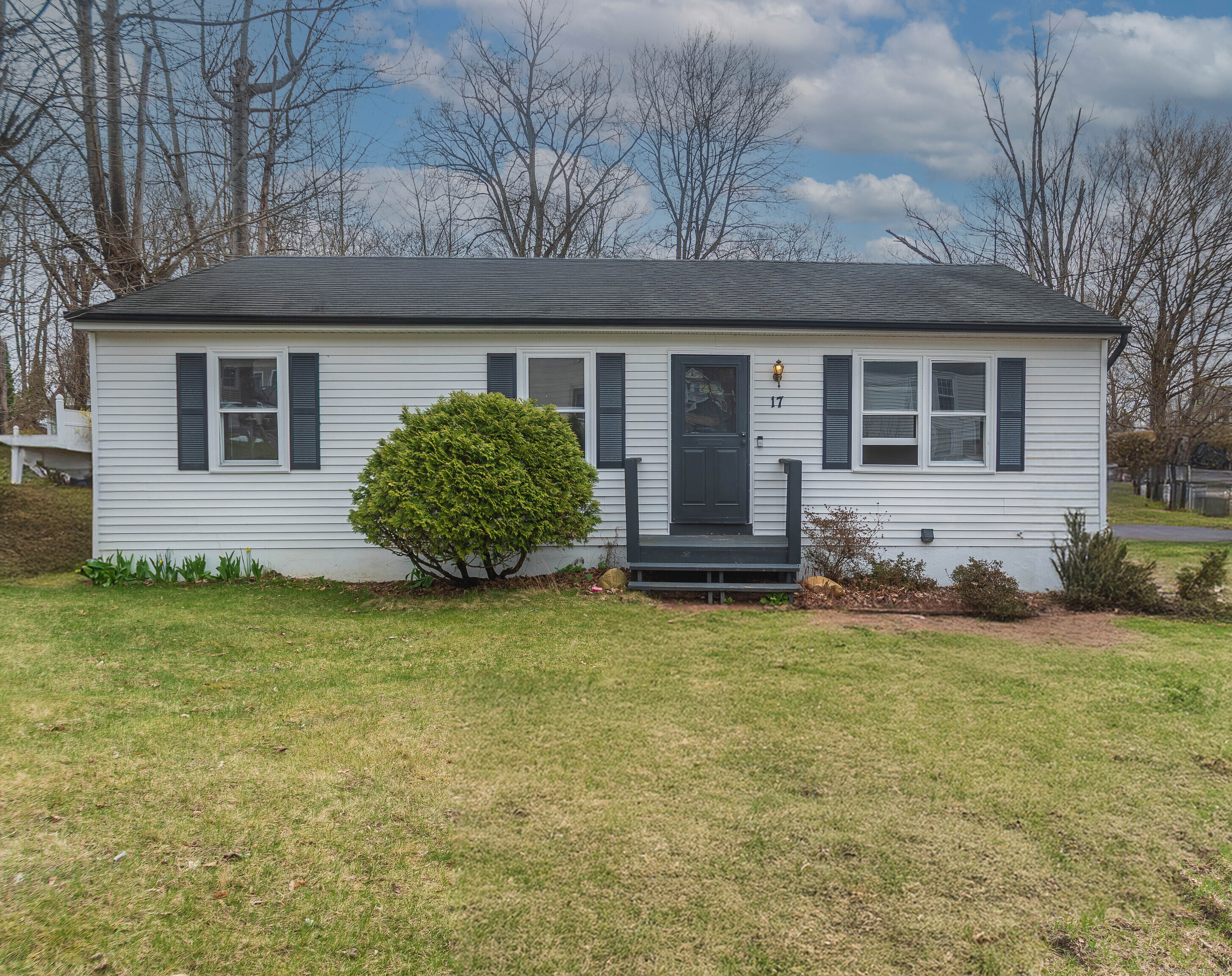High Street, New Milford, Connecticut - 3 Bedrooms  
2 Bathrooms  
5 Rooms - 