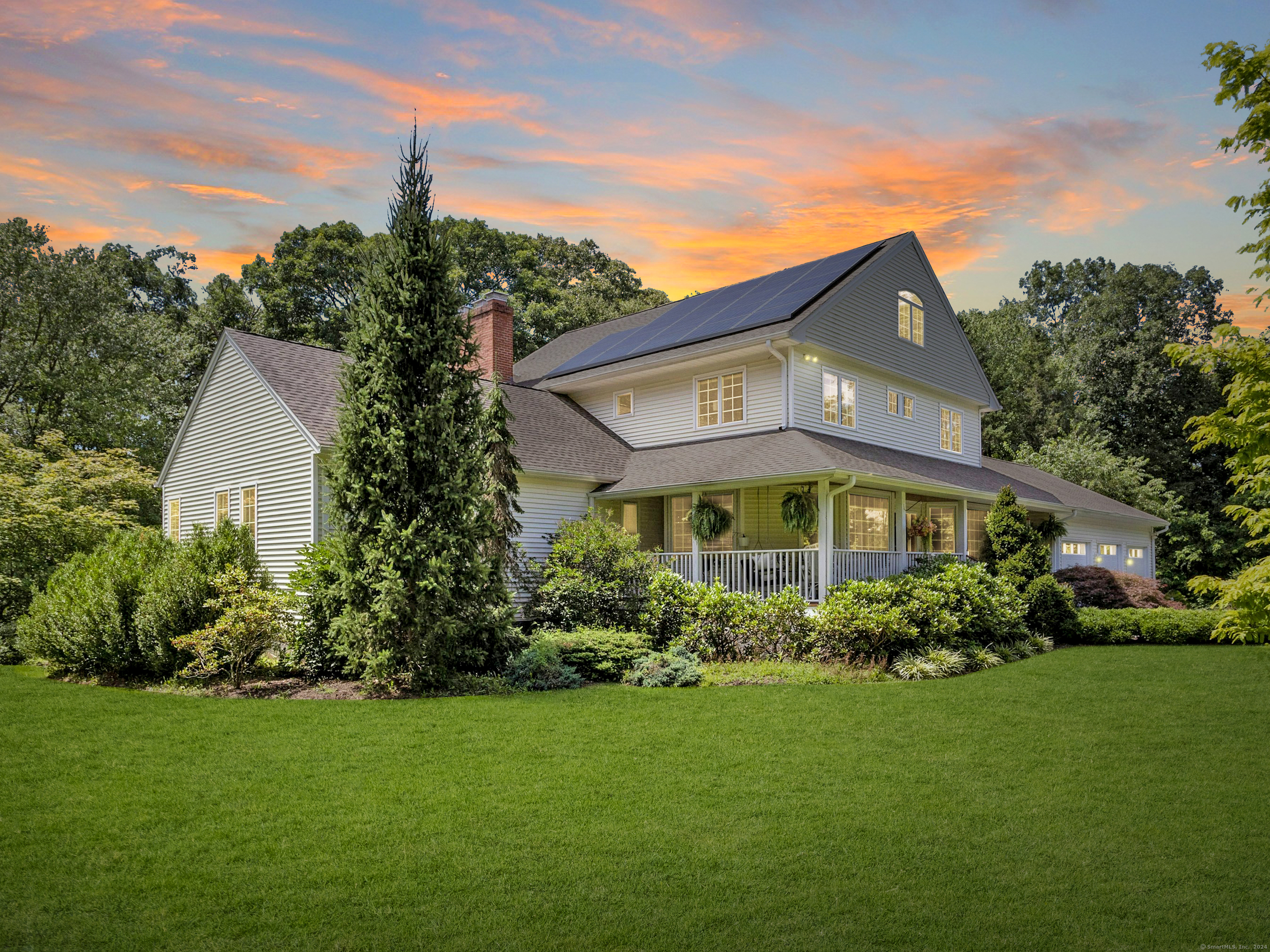 8 Roaring Brook Lane, Shelton, Connecticut - 4 Bedrooms  
4.5 Bathrooms  
11 Rooms - 