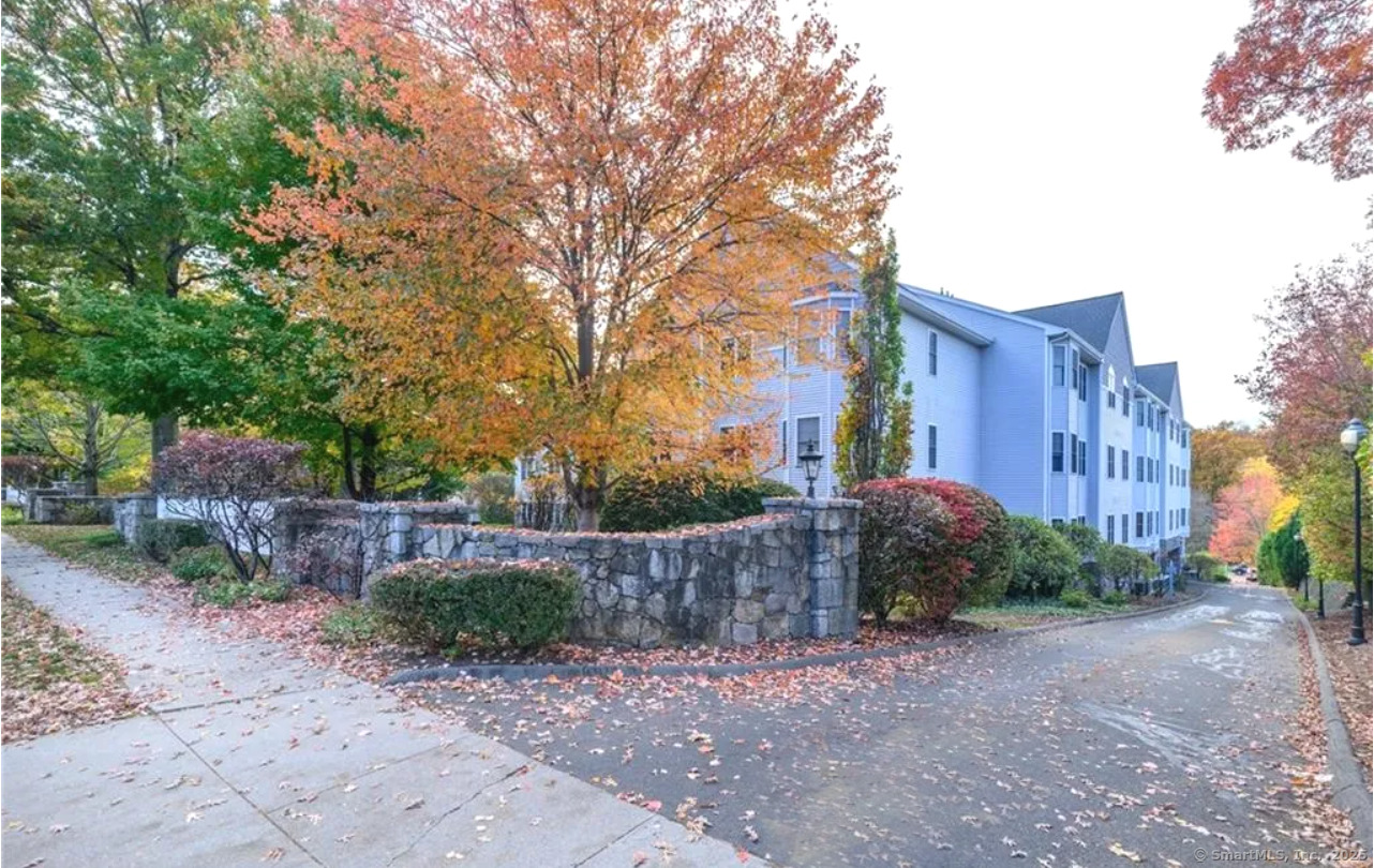 Richards Avenue 1408, Norwalk, Connecticut - 2 Bedrooms  
2 Bathrooms  
5 Rooms - 