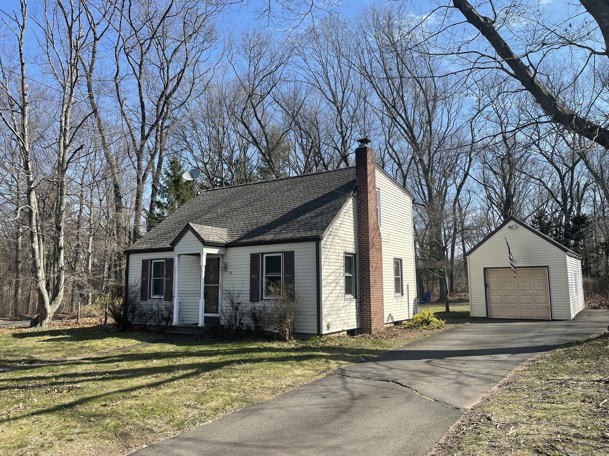 Property for Sale at 34 Overbrook Road, North Haven, Connecticut - Bedrooms: 3 
Bathrooms: 2 
Rooms: 6  - $299,900
