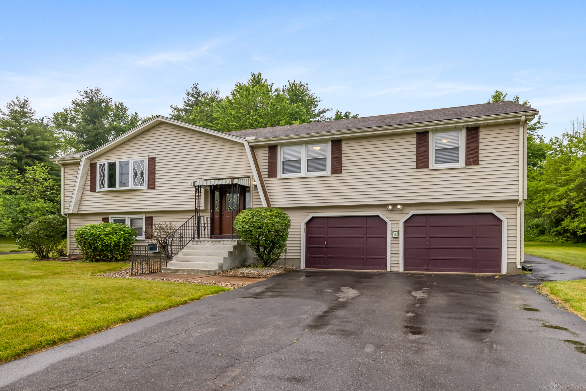 Property for Sale at 55 Trent Drive, Windsor, Connecticut - Bedrooms: 4 
Bathrooms: 3 
Rooms: 8  - $389,900