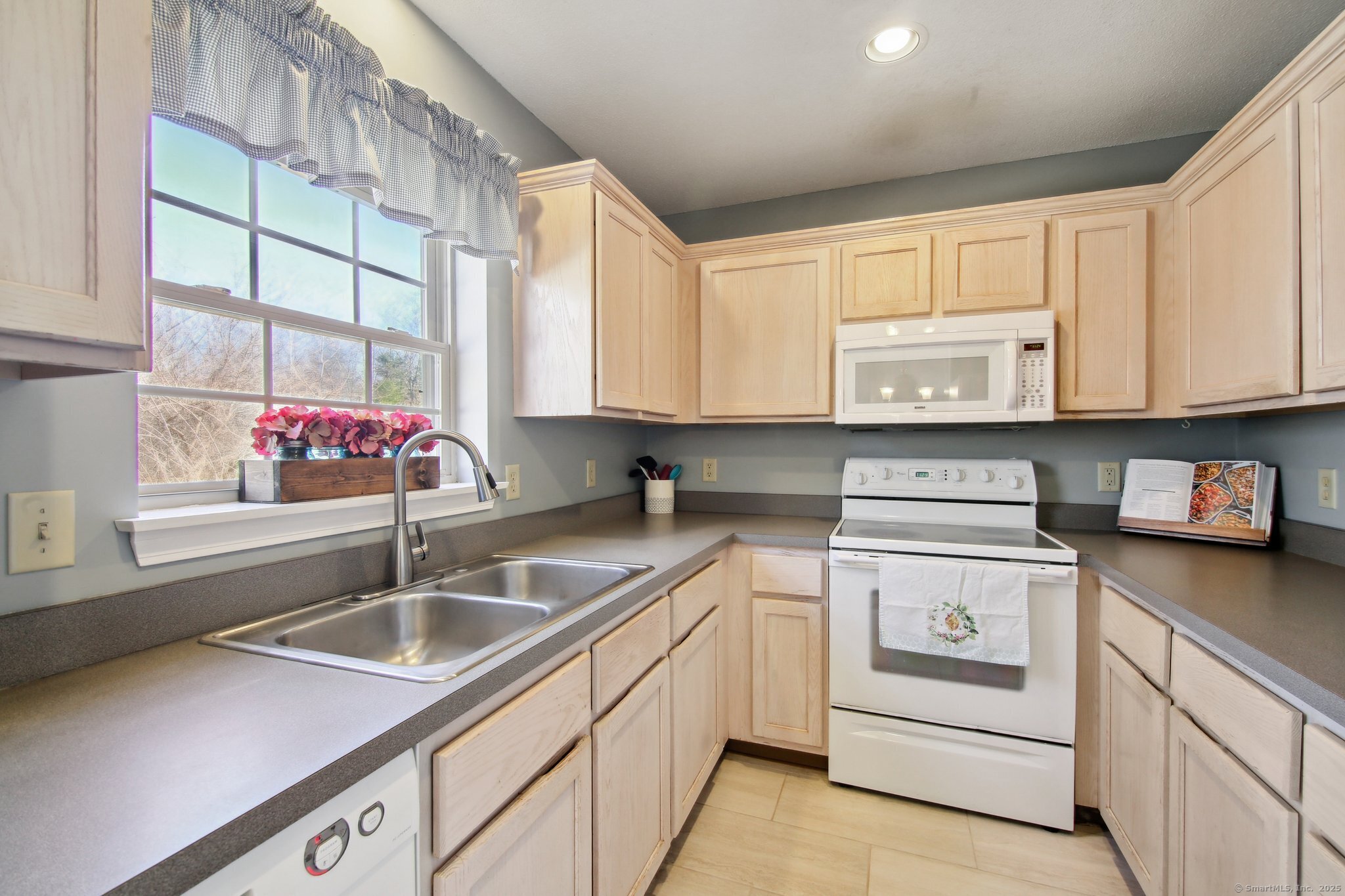32 Crystal Drive, East Granby, Connecticut image 9