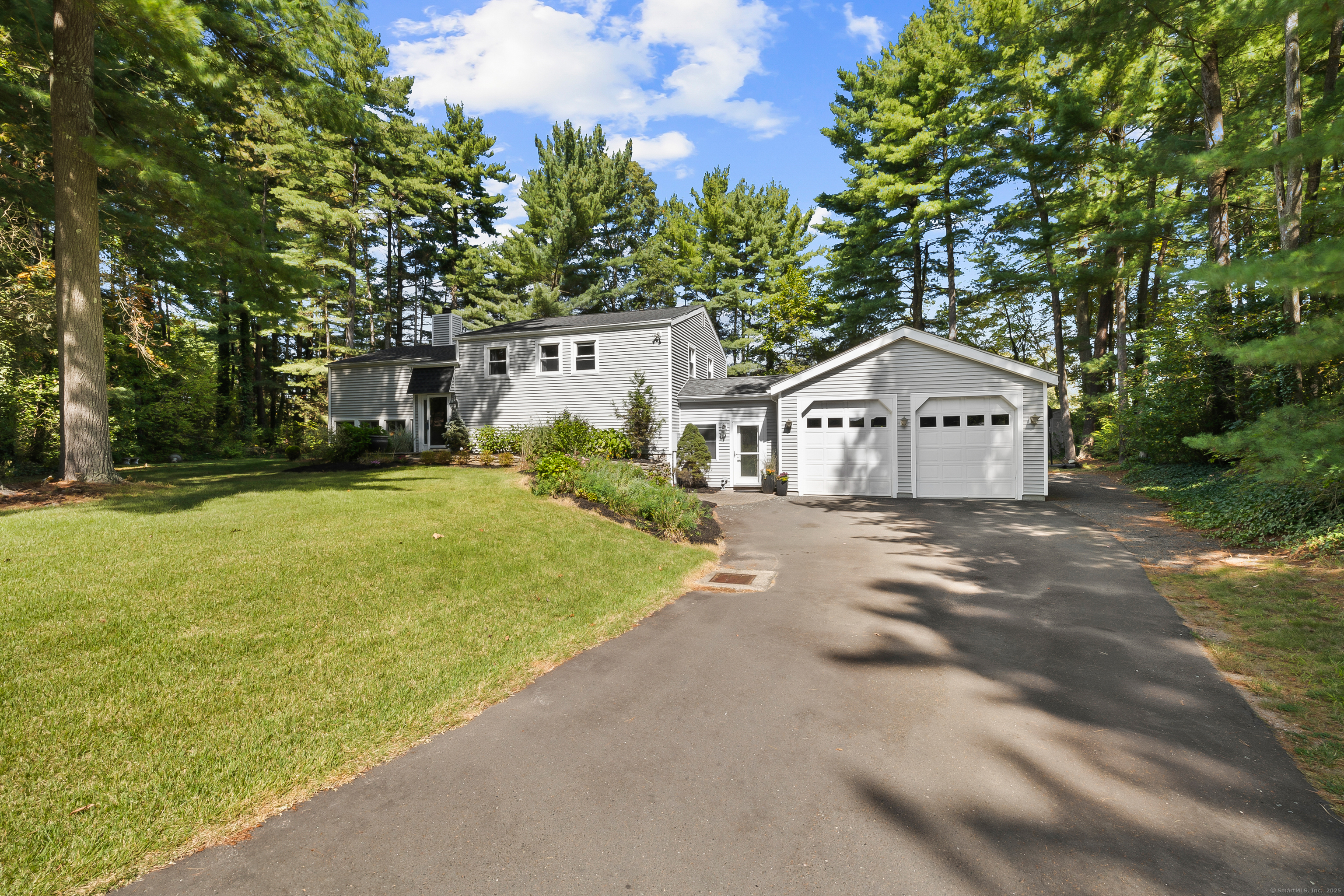 Granby, Connecticut 06035, United States, 3 Bedrooms Bedrooms, ,2 BathroomsBathrooms,Residential,Pending,212948