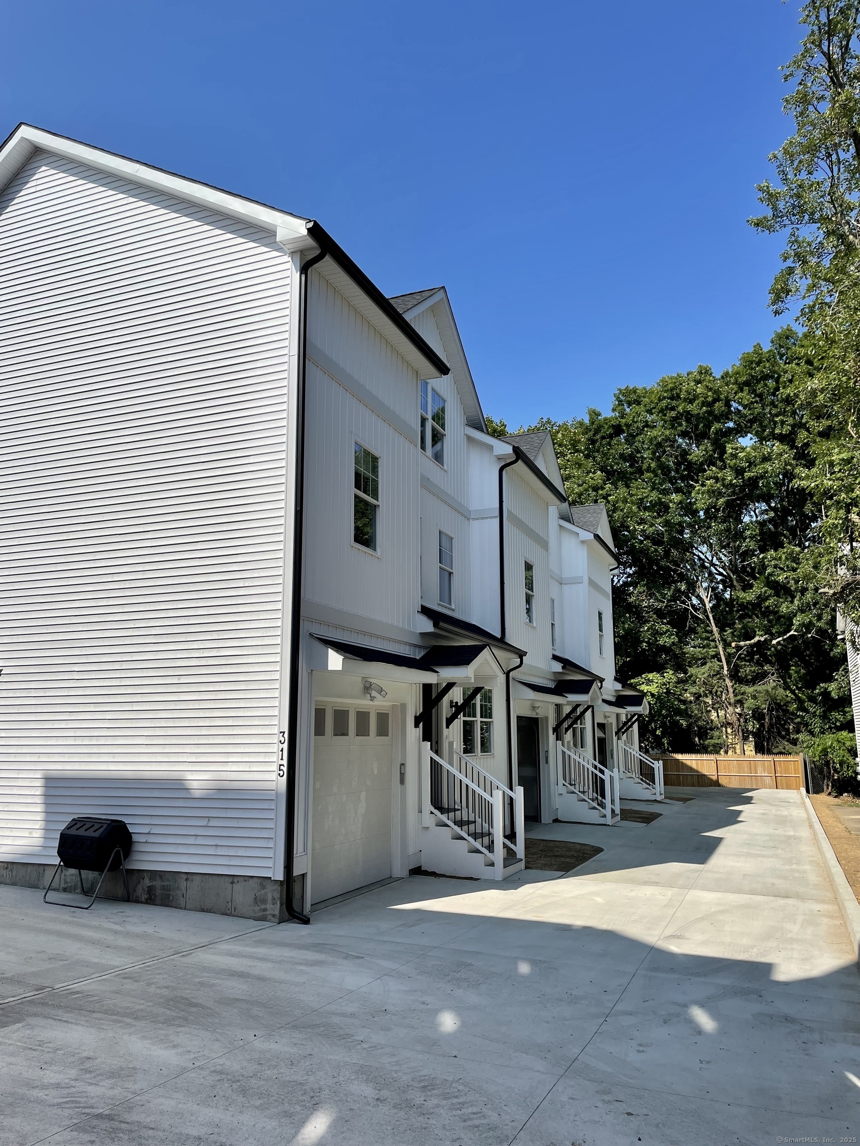 Humphrey Street B, New Haven, Connecticut - 4 Bedrooms  
4 Bathrooms  
7 Rooms - 
