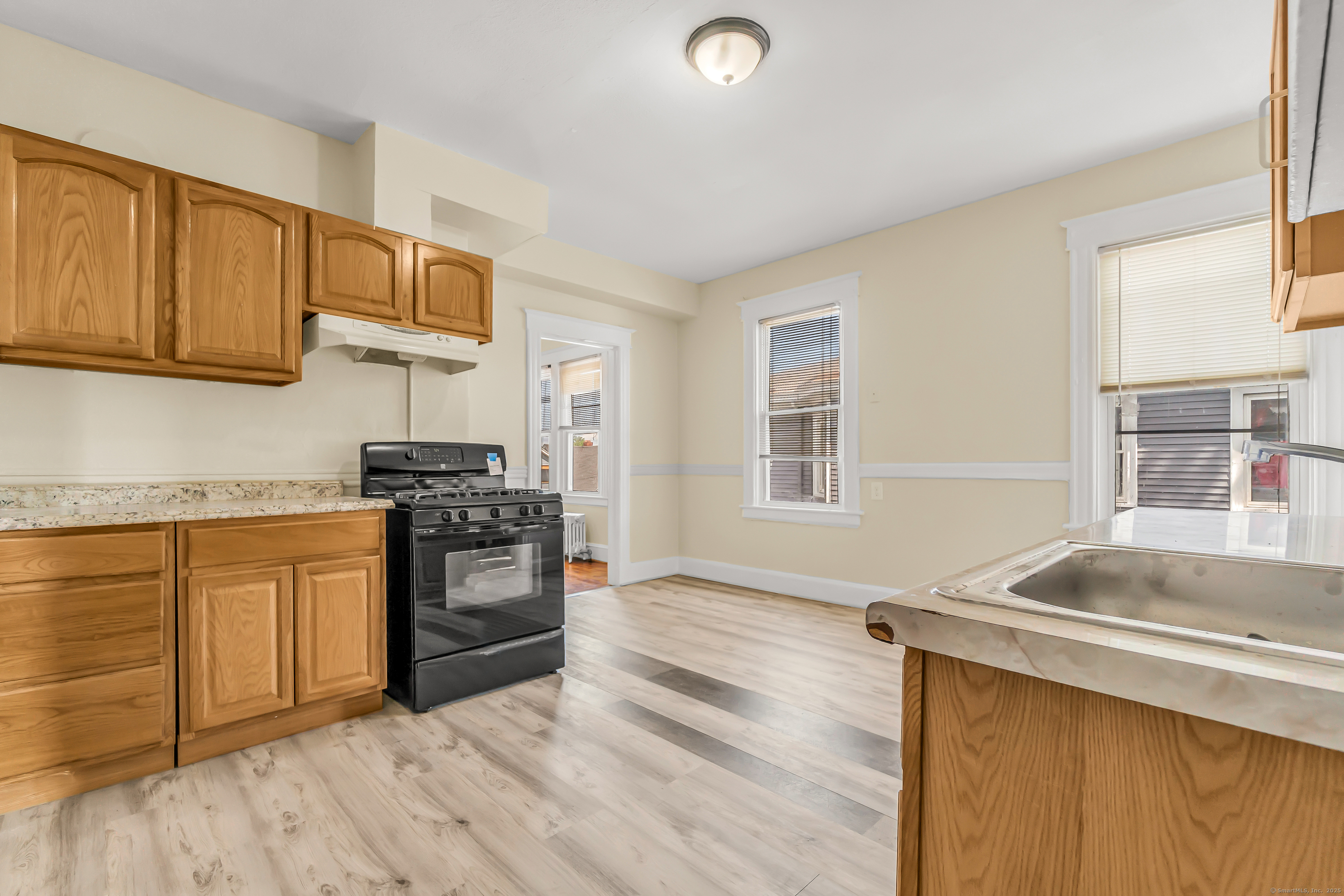 Kent Street 3, Hartford, Connecticut - 2 Bedrooms  
1 Bathrooms  
5 Rooms - 